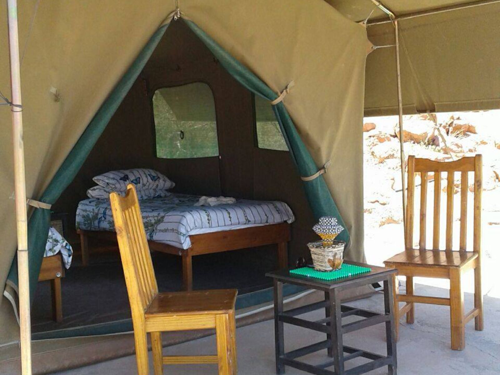 Rondreis Namibië, Twyfelfontein, Aabadi Mountain Camp, vooraanzicht tent