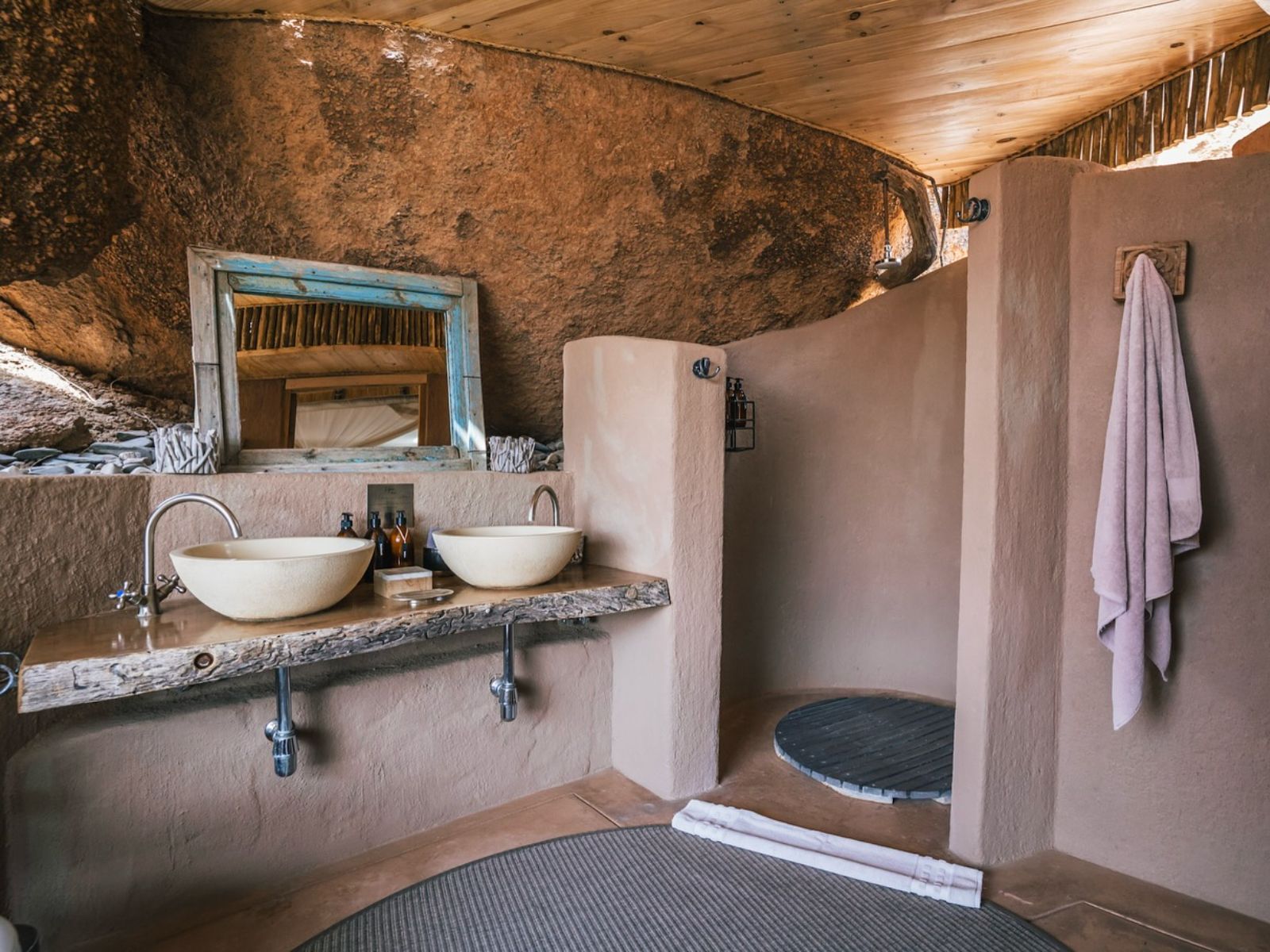 Rondreis Namibië, Twyfelfontein, Camp Kipwe, douche
