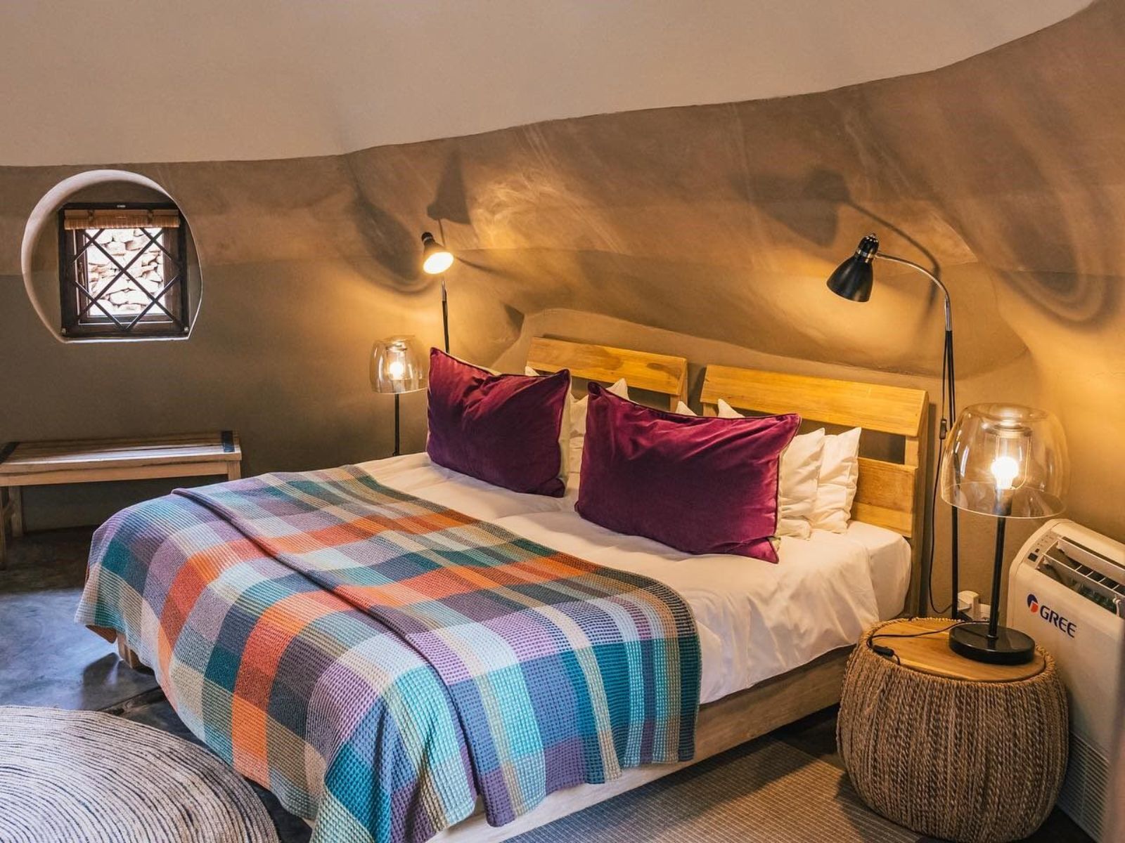 Rondreis Namibië, Twyfelfontein, Camp Kipwe, tweepersoonsbed (2)