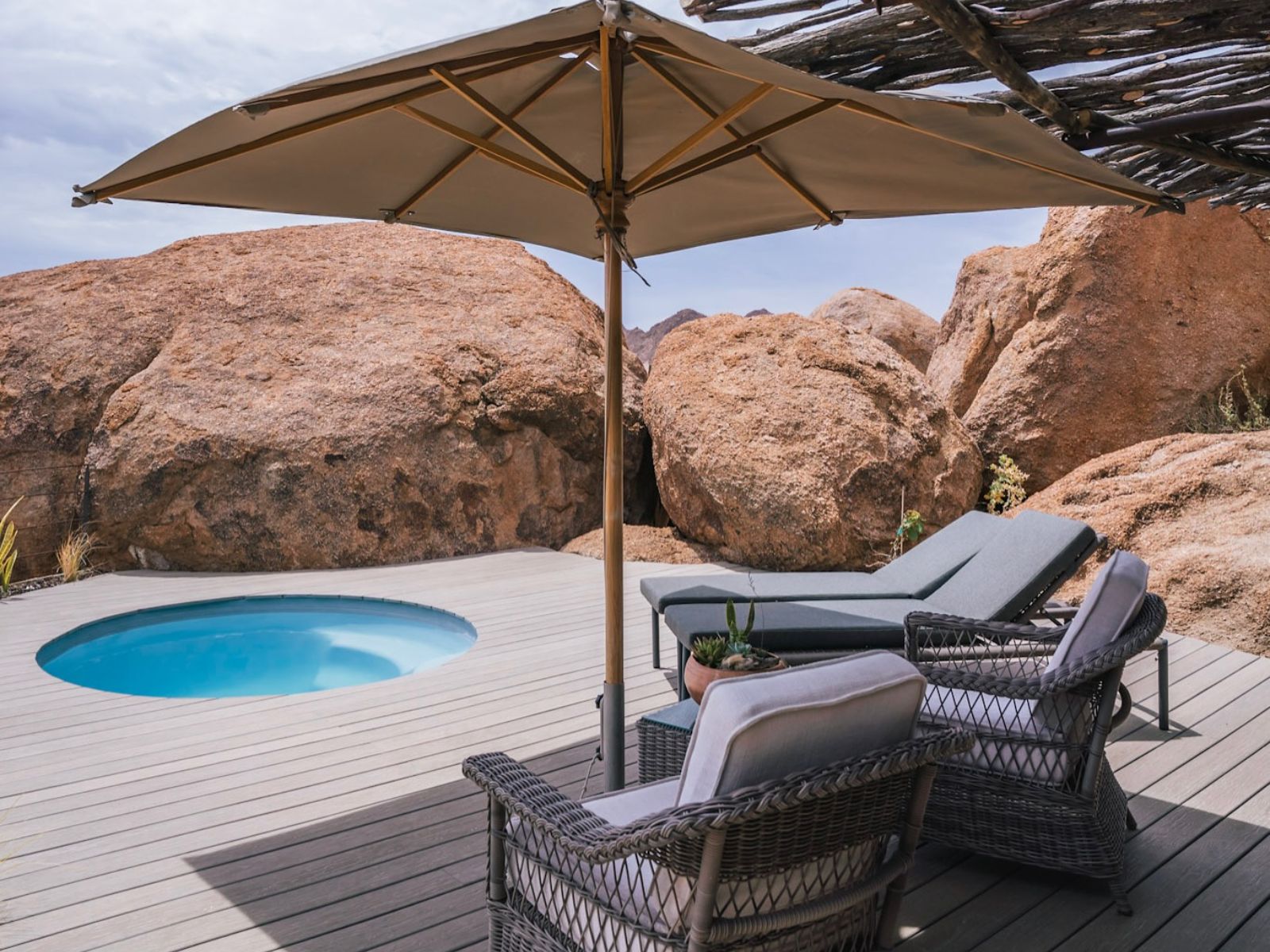 Rondreis Namibië, Twyfelfontein, Camp Kipwe, zwembad