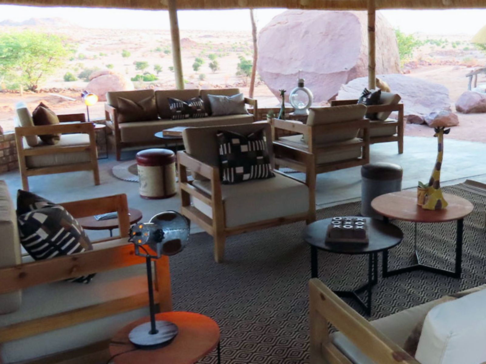 Rondreis Namibië, Twyfelfontein, Ondjamba Hills, gezamenlijke ruimte