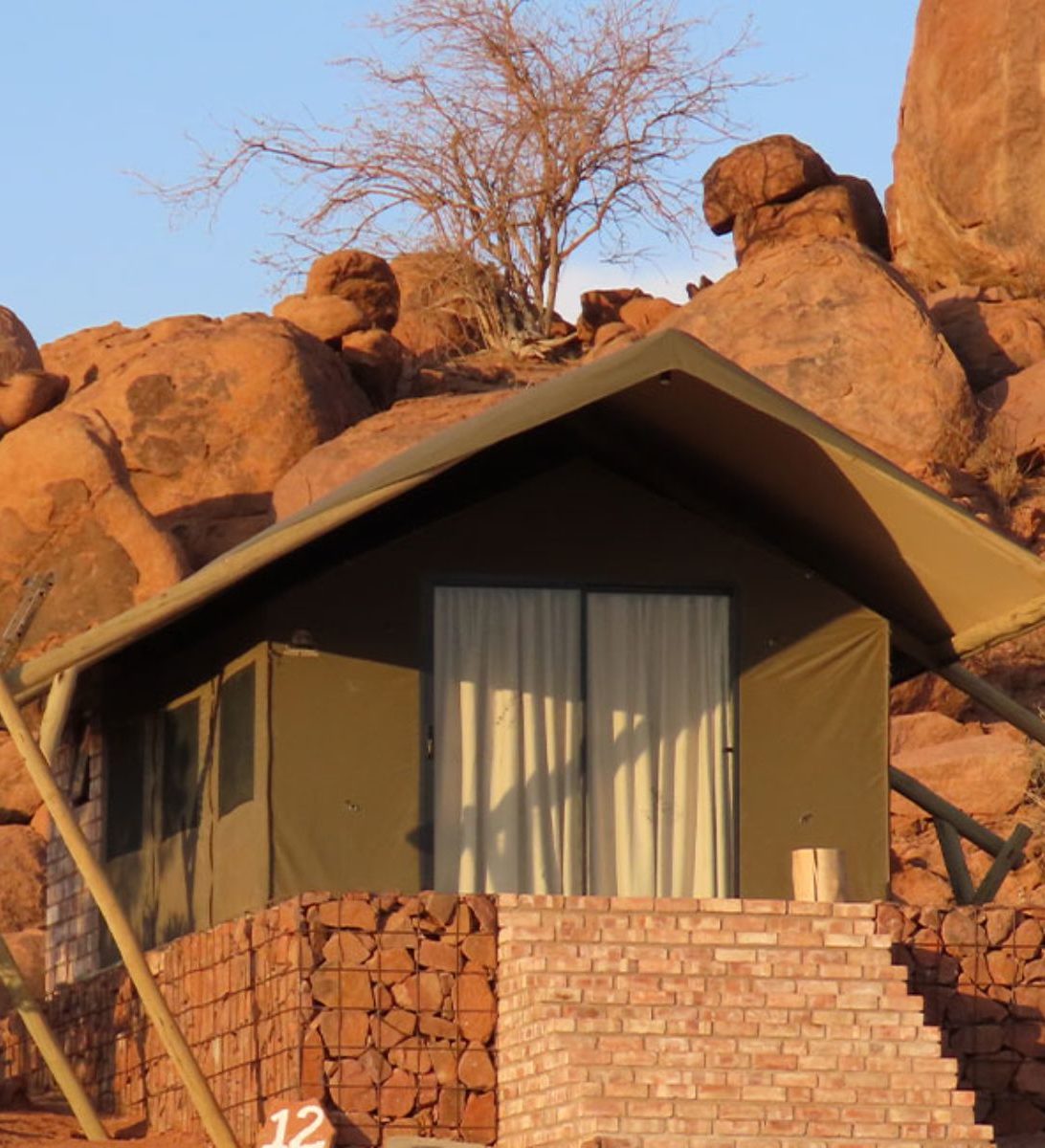 Rondreis Namibië, Twyfelfontein, Ondjamba Hills, vooraanzicht tent