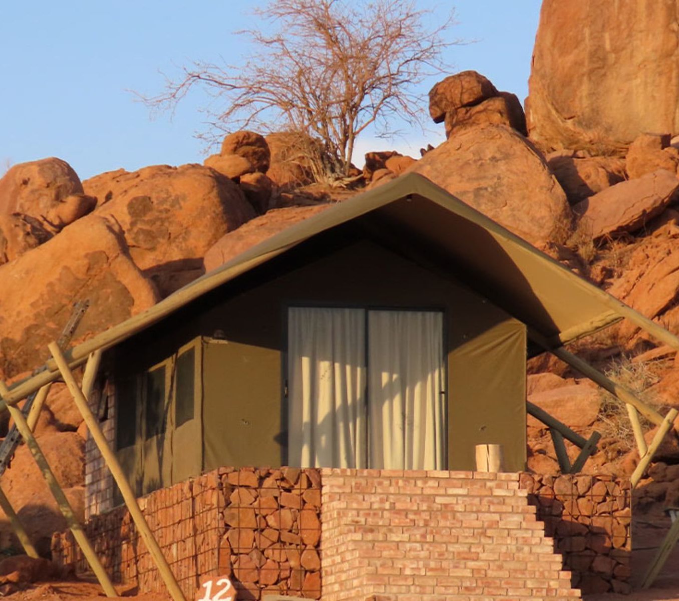 Rondreis Namibië, Twyfelfontein, Ondjamba Hills, vooraanzicht tent