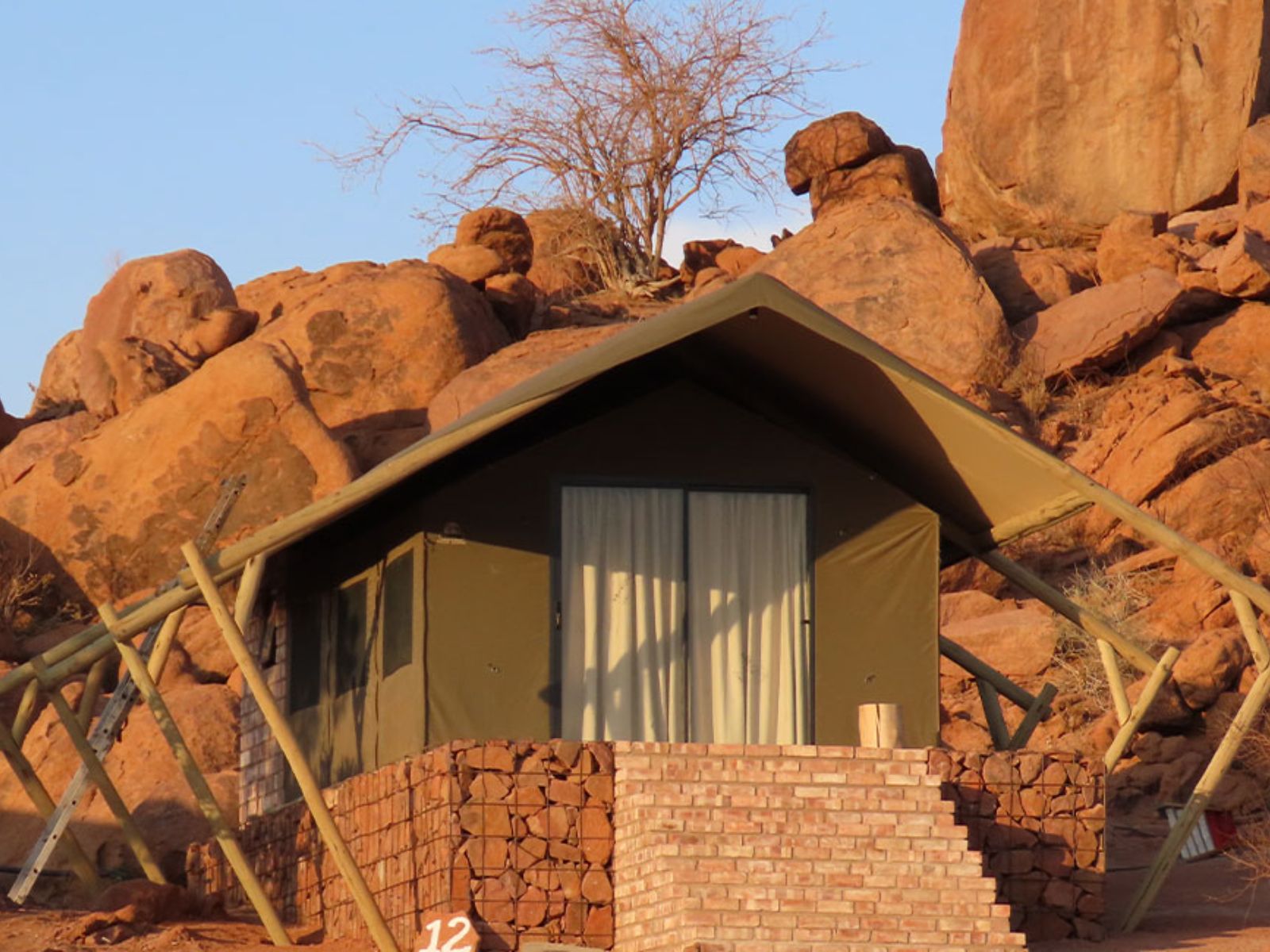 Rondreis Namibië, Twyfelfontein, Ondjamba Hills, vooraanzicht tent