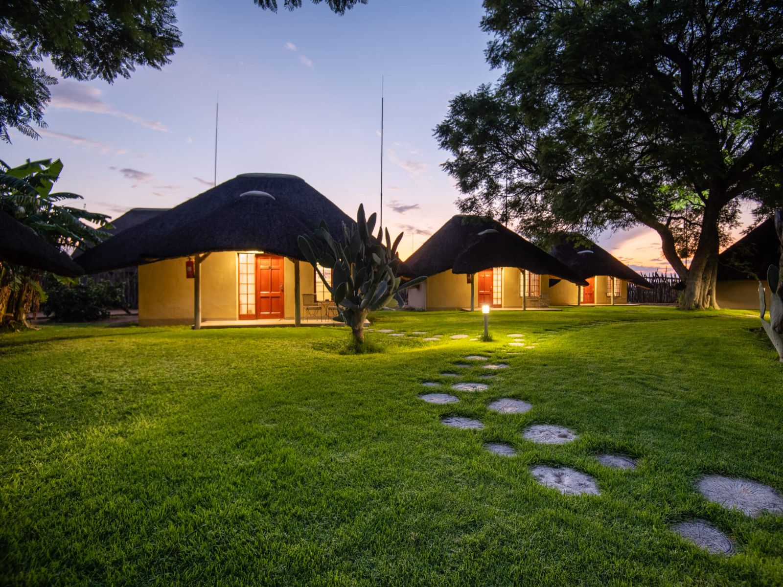 Rondreis Namibië, Waterberg Plateau, Frans Indongo Lodge, buitenaanzicht verblijf in het donker
