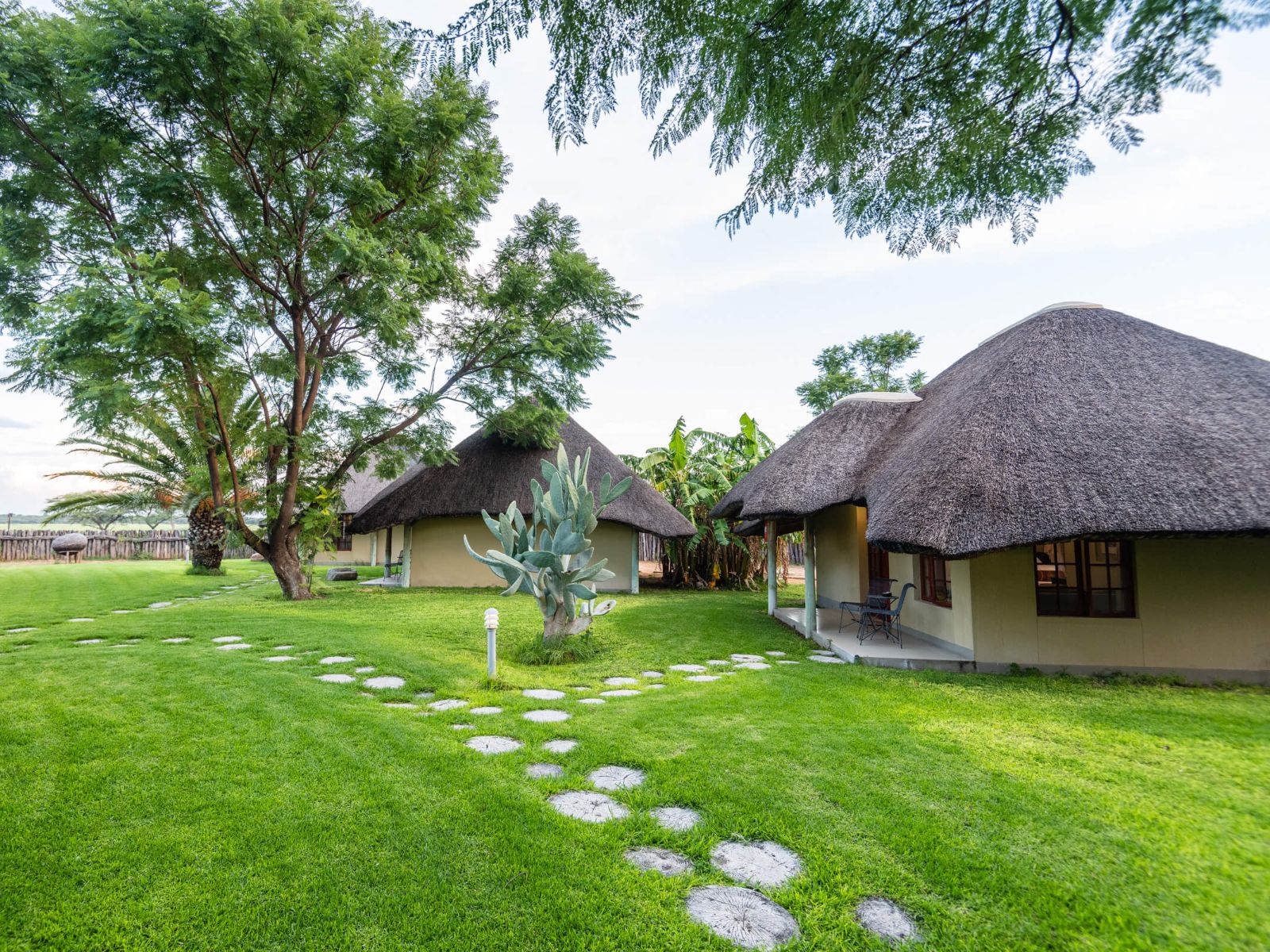 Rondreis Namibië, Waterberg Plateau, Frans Indongo Lodge, buitenaanzicht verblijf