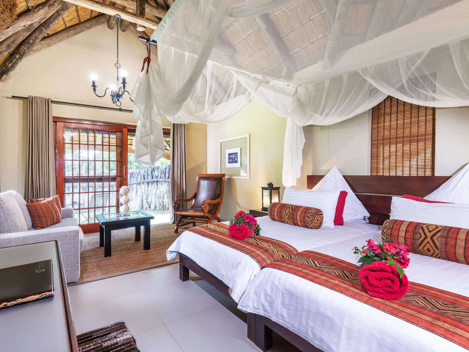 Rondreis Namibië, Waterberg Plateau, Frans Indongo Lodge, tweepersoonskamer met raam