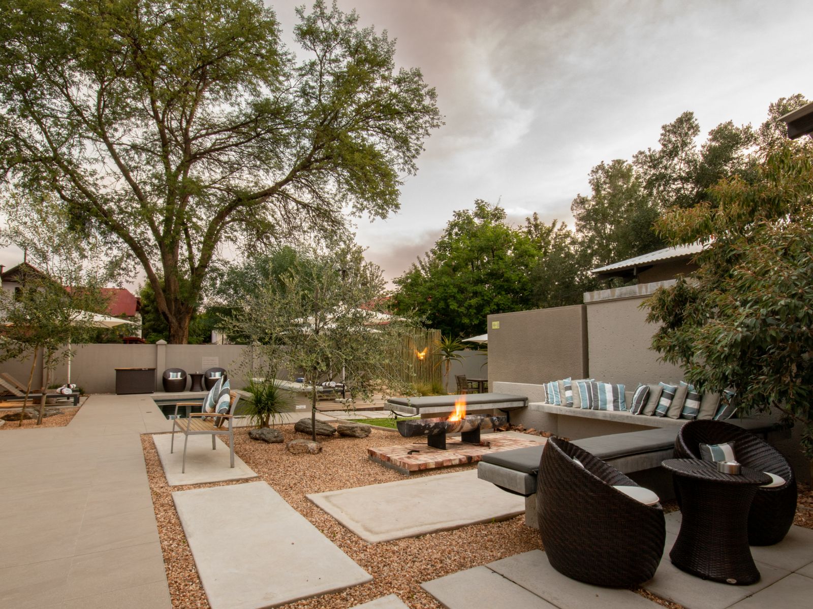 Rondreis Namibië, Windhoek, Elegant Guesthouse, open ruimte met kampvuur