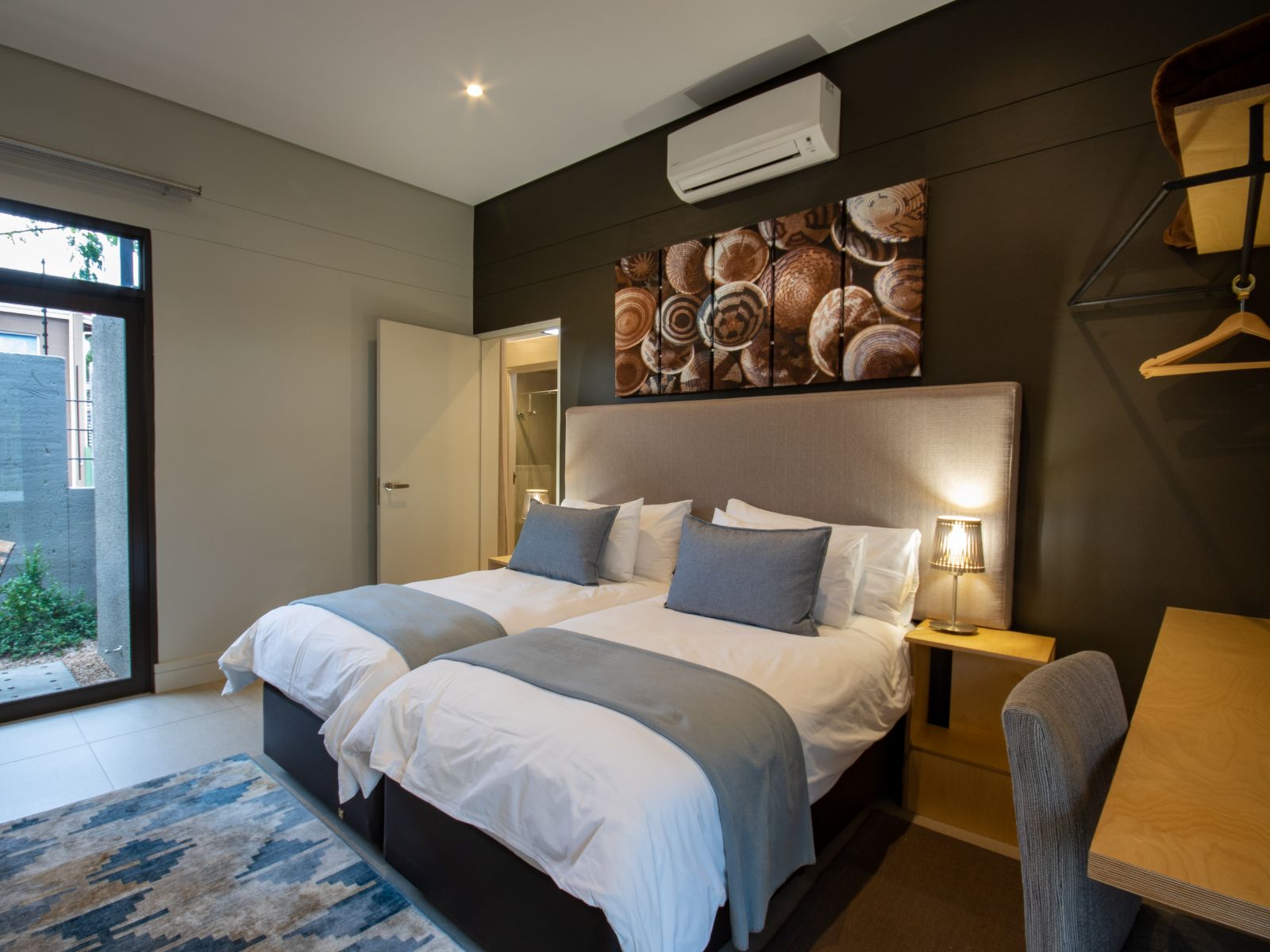 Rondreis Namibië, Windhoek, Elegant Guesthouse, tweeperoonskamer met airco
