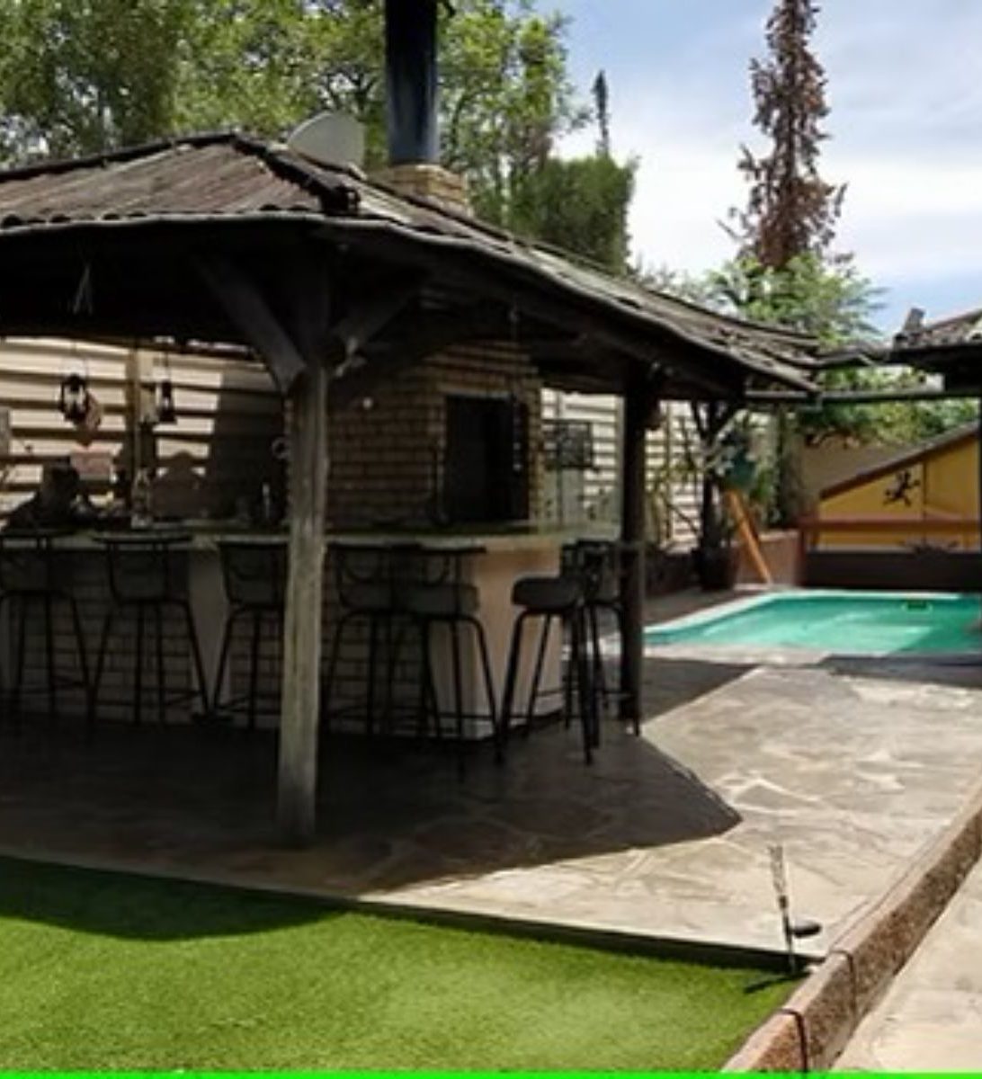 Rondreis Namibië, Windhoek, Maison Ambre, zwembad en terras
