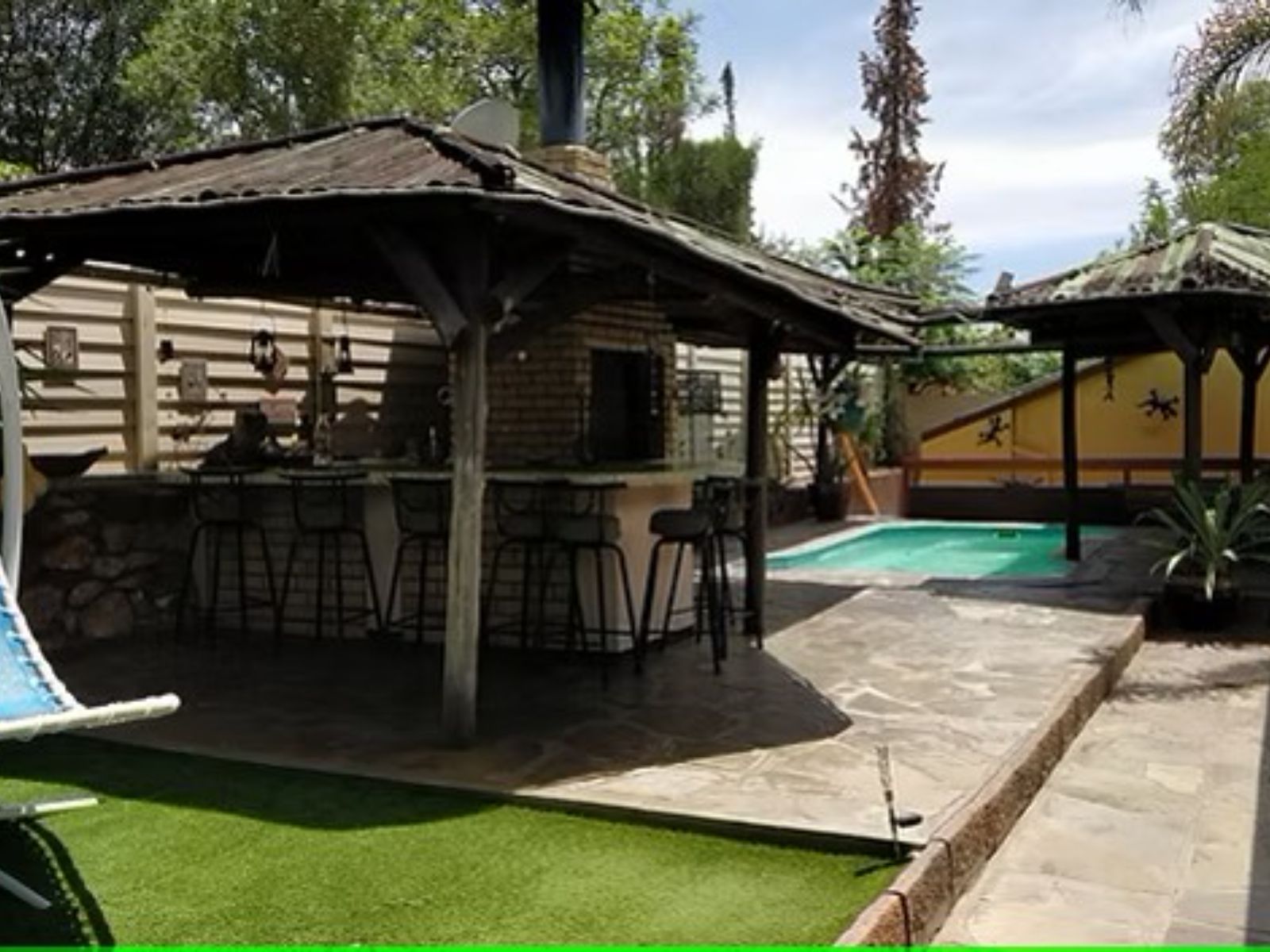 Rondreis Namibië, Windhoek, Maison Ambre, zwembad en terras