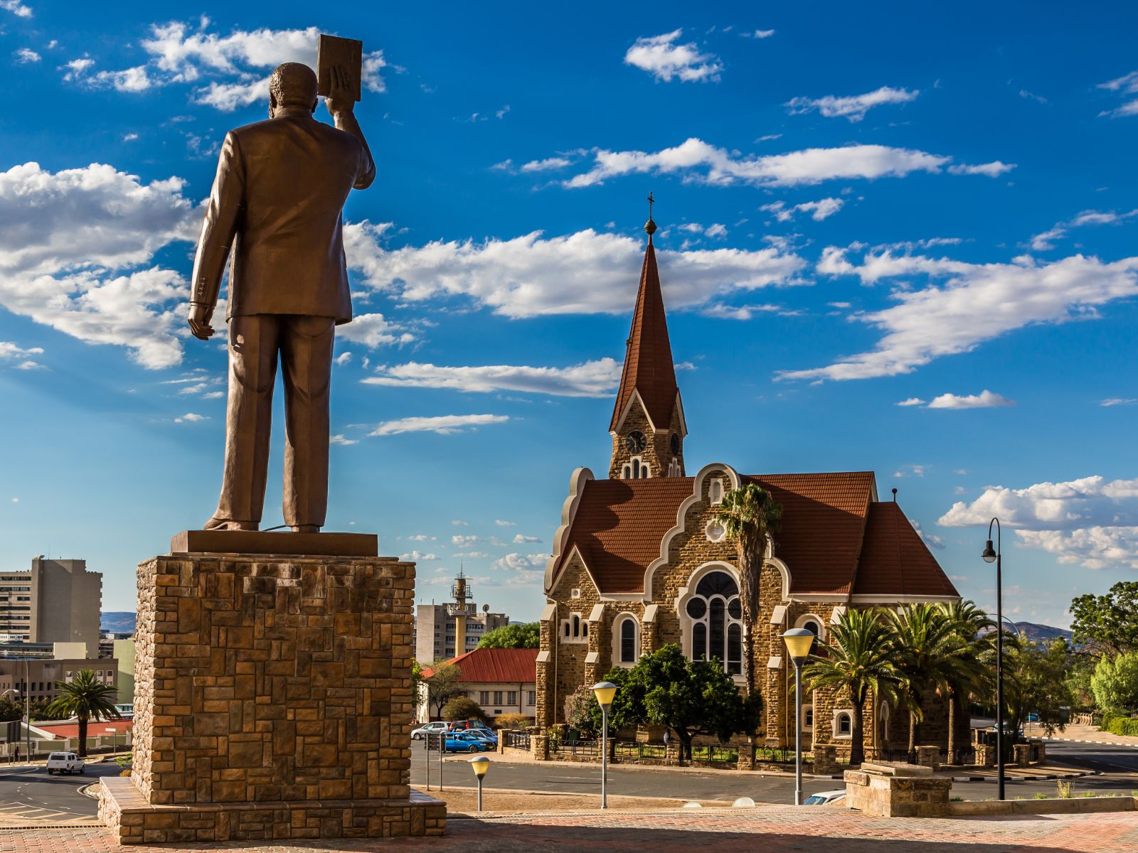 Rondreis Namibië, Windhoek, standbeeld en kerk