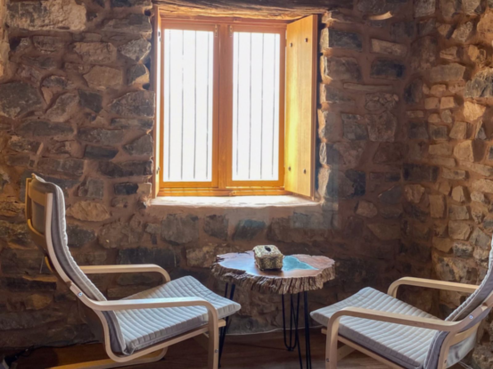 Rondreis Oman, Jebel Akhdar, Hanging Terraces, stoelen naast het raam