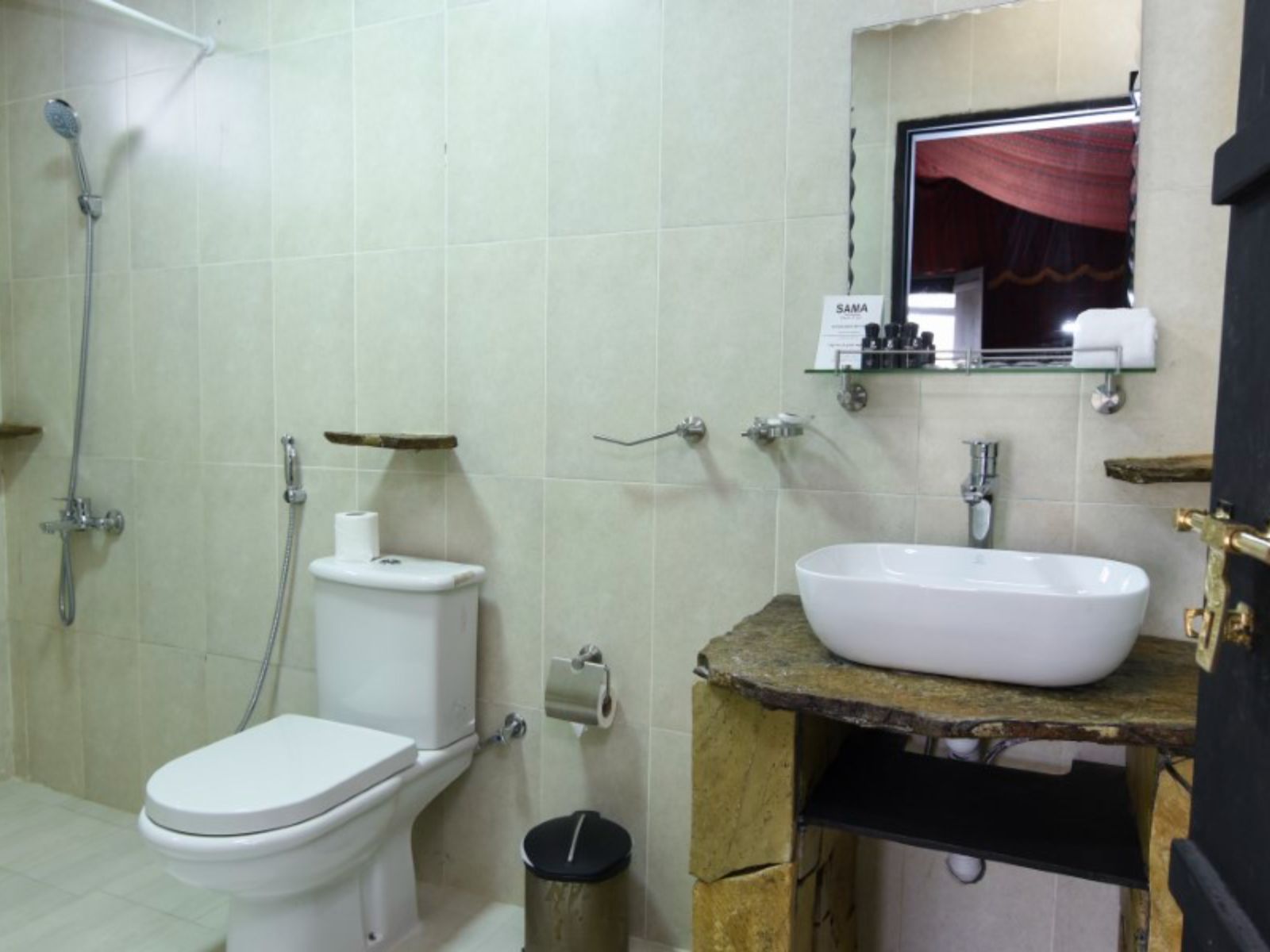 Rondreis Oman, Jebel Shams, Sama Heights Resort, badkamer