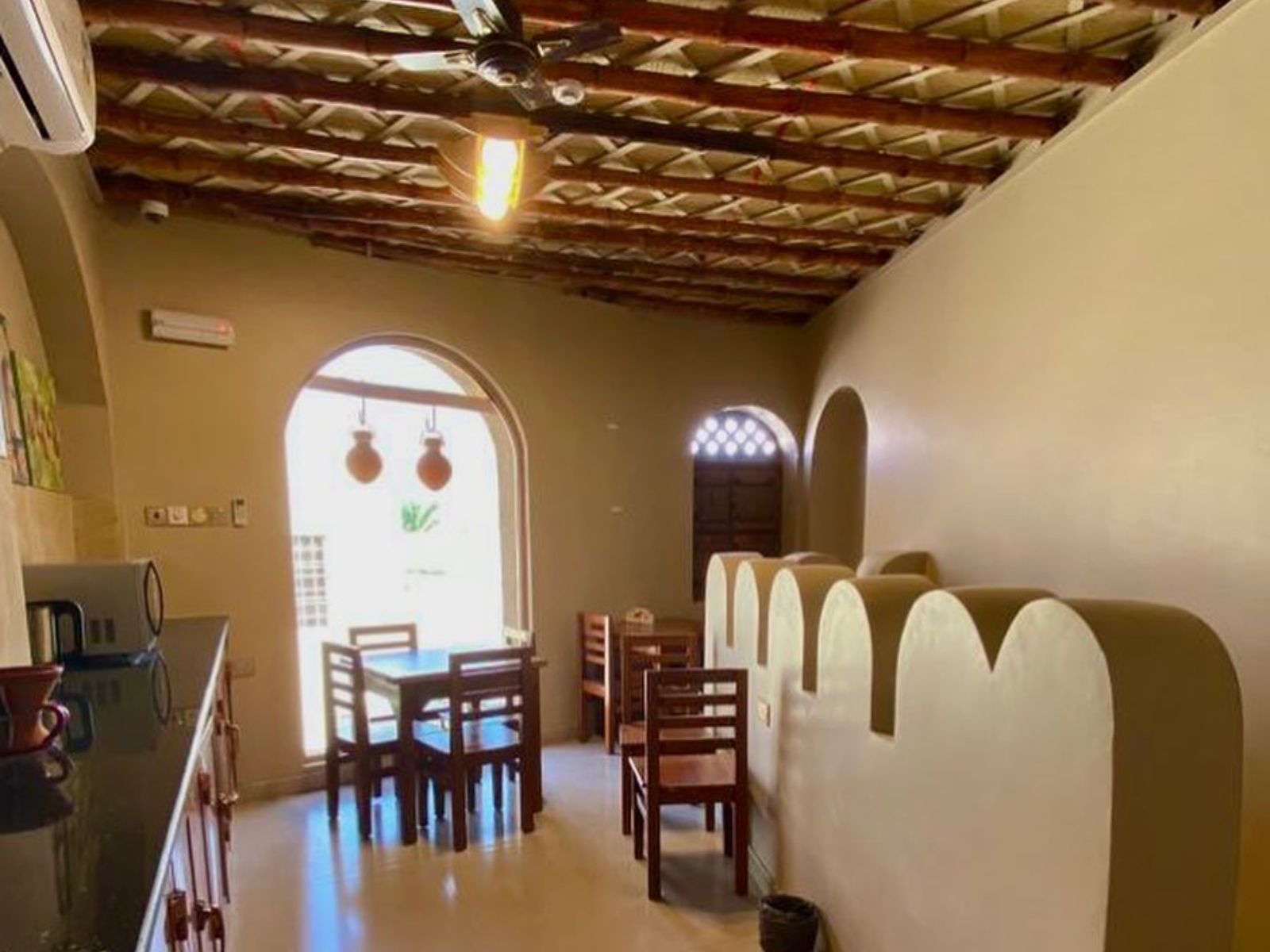 Rondreis Oman, Nizwa, Nizwa Heritage Inn, gezamenlijke ruimte met tafels
