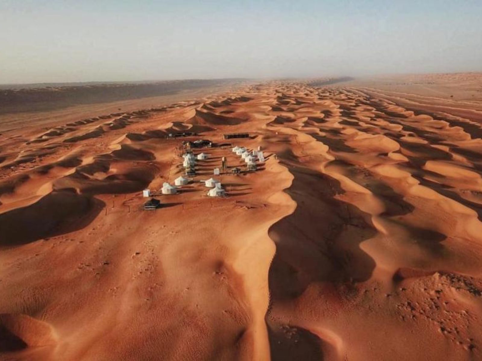 Rondreis Oman, Wahiba Sands, Al Sarmadi Desert Camp, bovenaanzicht camping