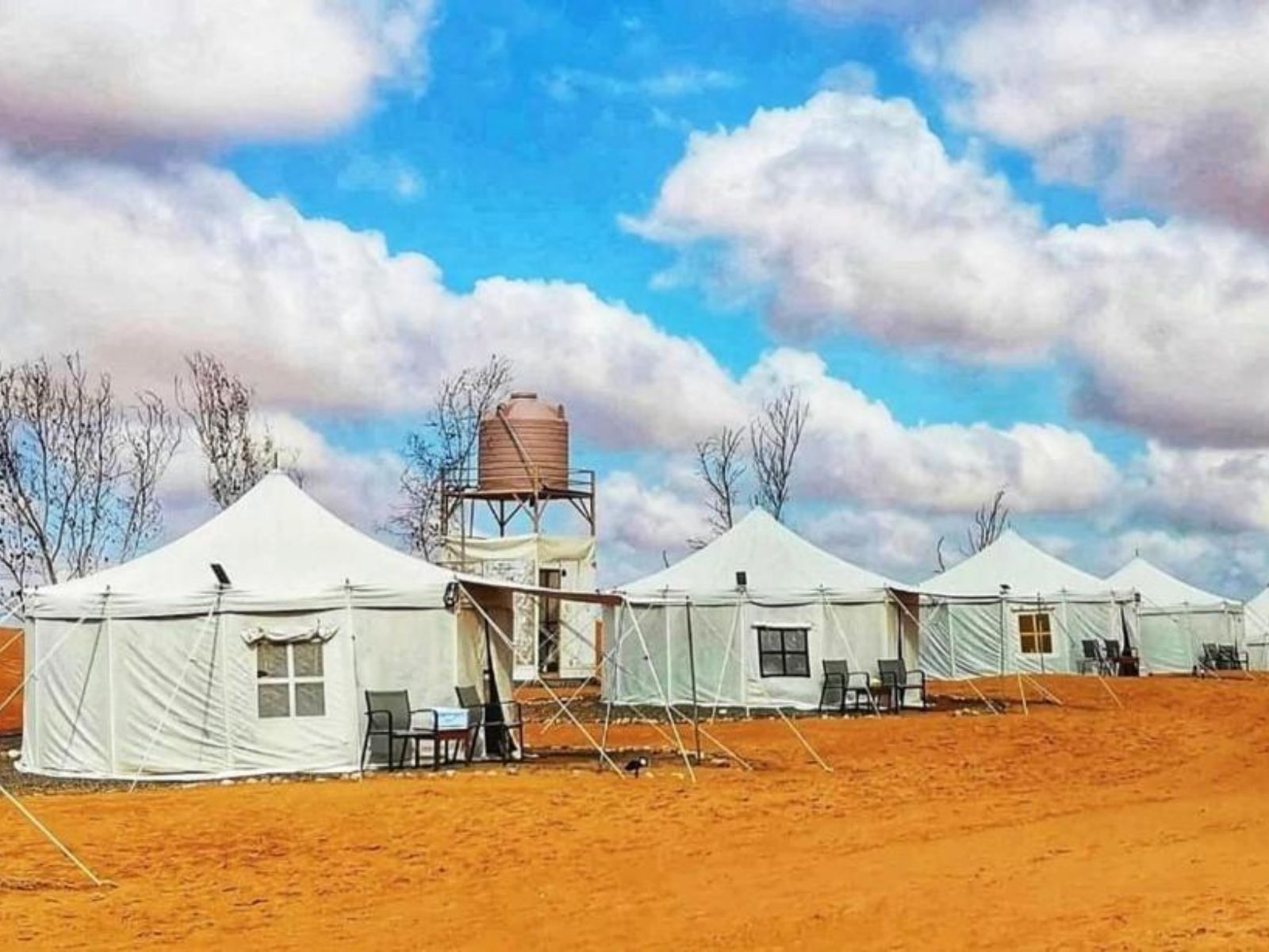 Rondreis Oman, Wahiba Sands, Al Sarmadi Desert Camp, buitenaanzicht tenten