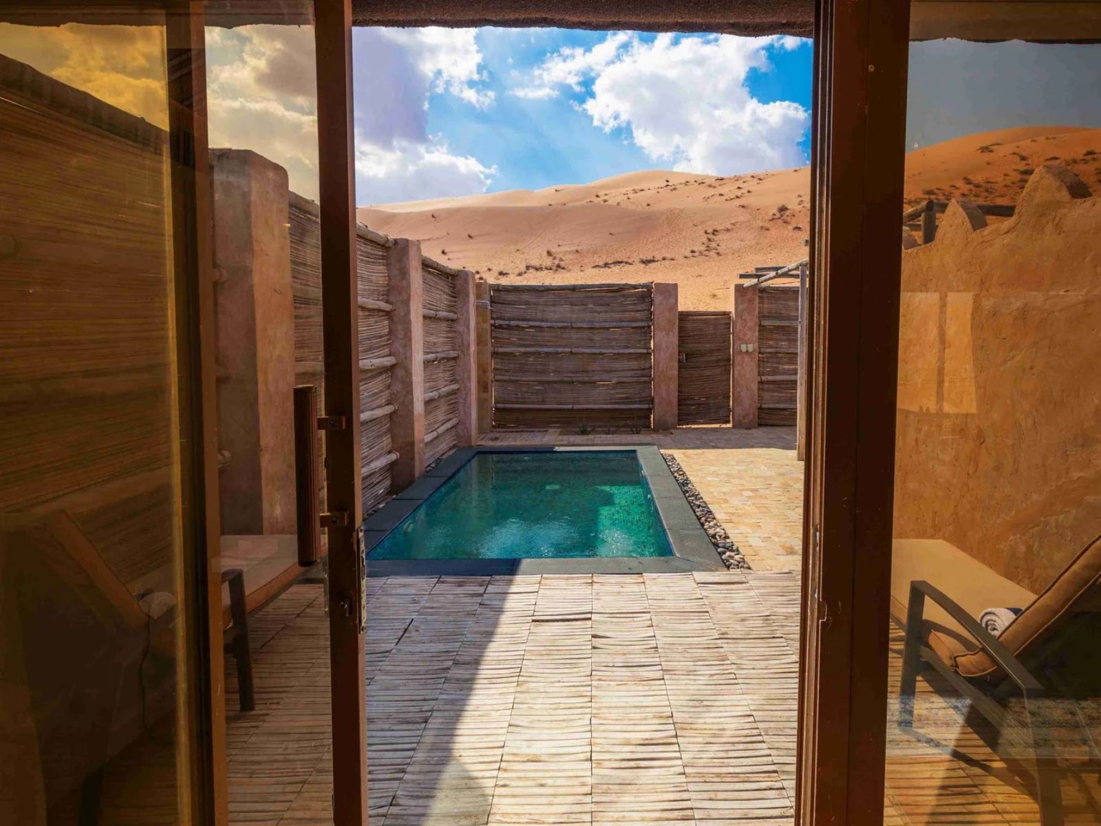 Rondreis Oman, Wahiba Sands, Thousand Nights Camp, Zwembad luxury pool tent