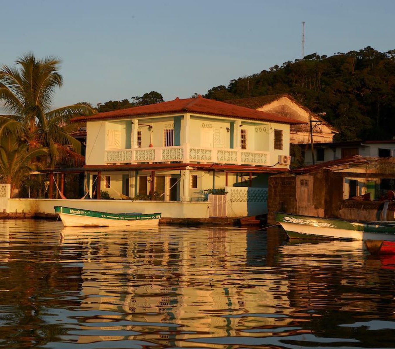 Rondreis Panama, Portobelo, Casa Congo, buitenaanzicht verblijf vanaf het water