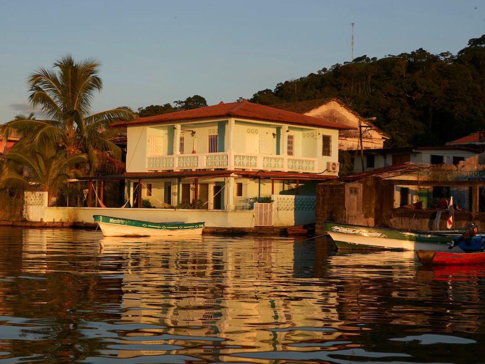 Rondreis Panama, Portobelo, Casa Congo, buitenaanzicht verblijf vanaf het water