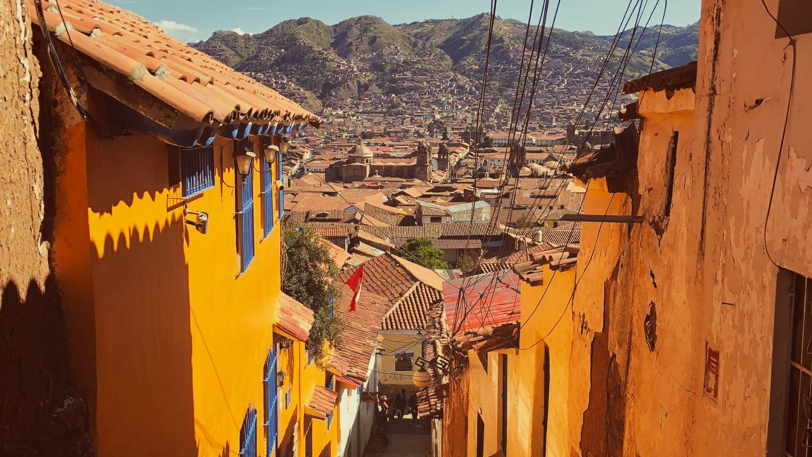 Rondreis Peru, Cusco, straat met gekleurde huizen