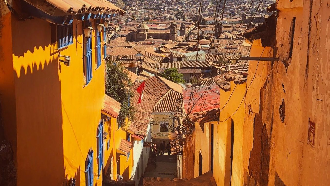 Rondreis Peru, Cusco, straat gekleurde huizen