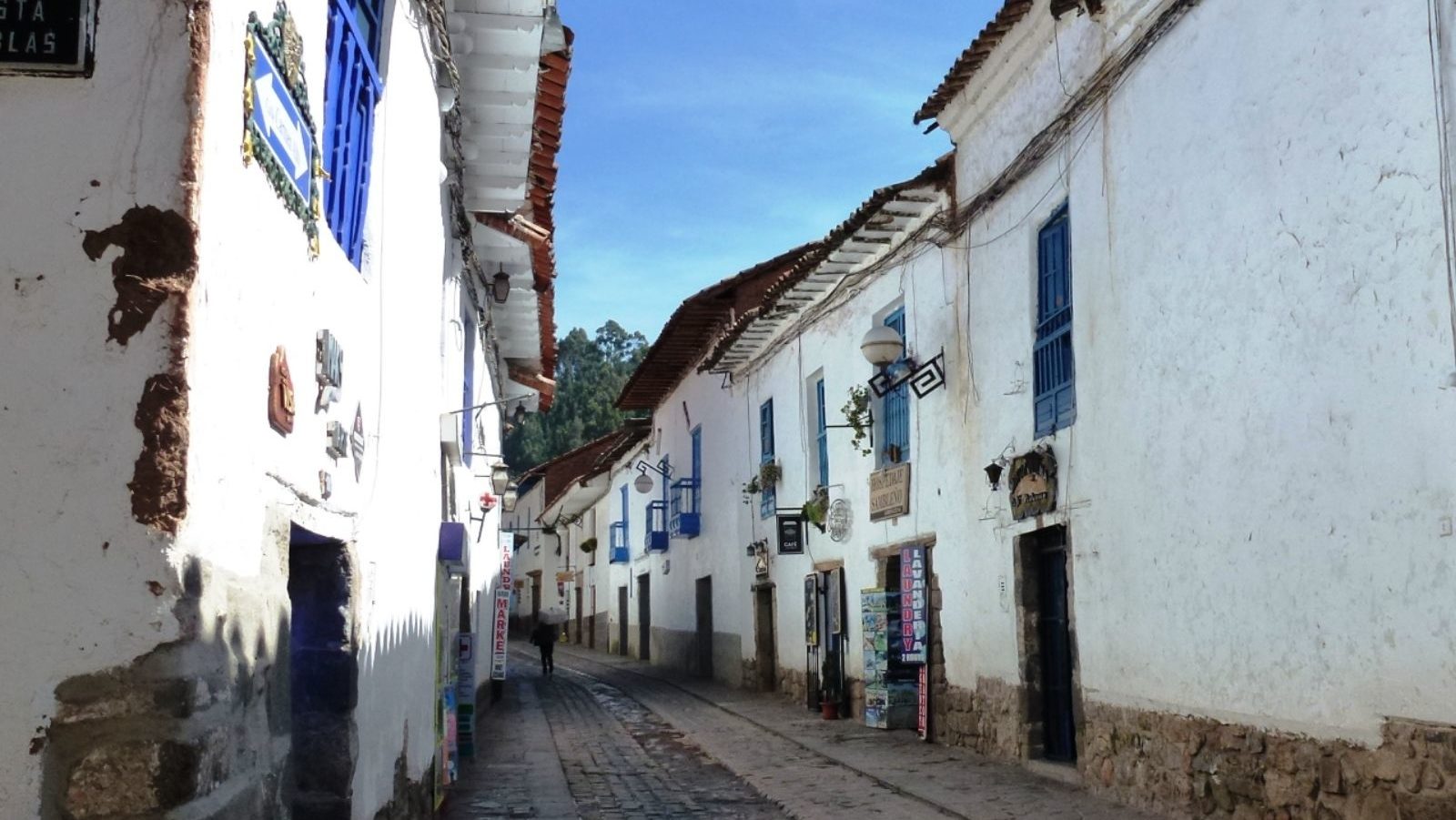 Rondreis Peru, Cusco, straat met witte huizen