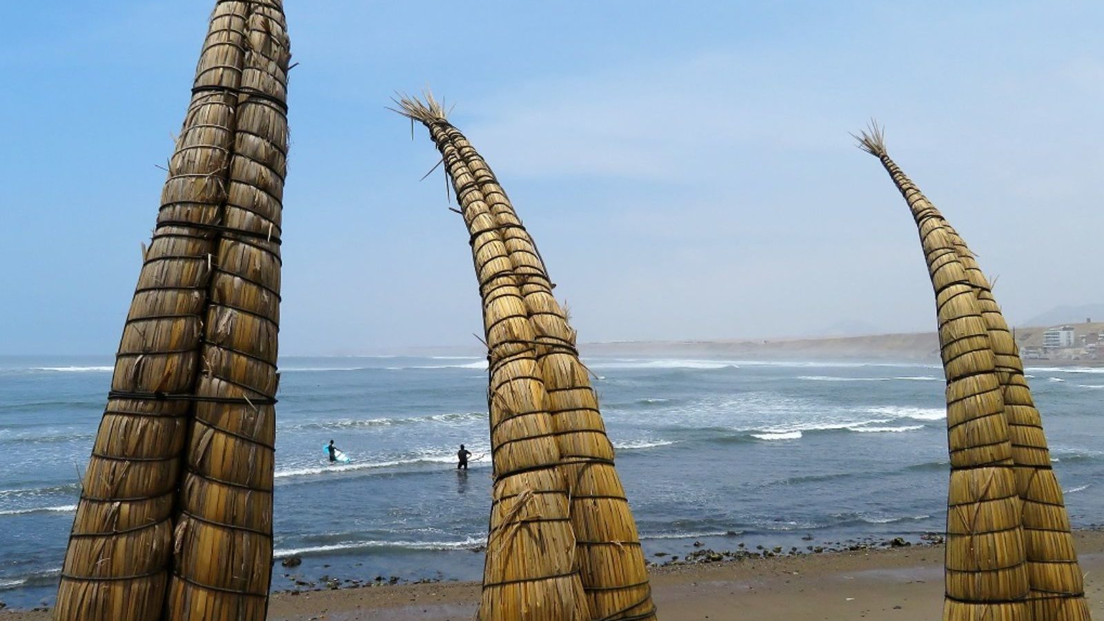 Rondreis Peru, Huanchaco, strand met stekels
