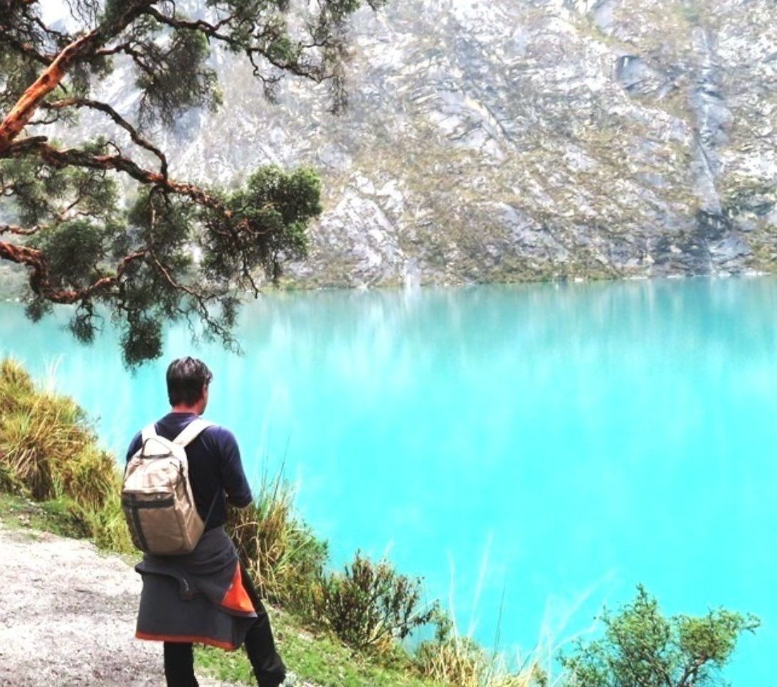 Rondreis-Peru-Huaraz-meer-met-persoon-en-berg-op-achtergrond-aspect-ratio-382-420-aspect-ratio-565-500