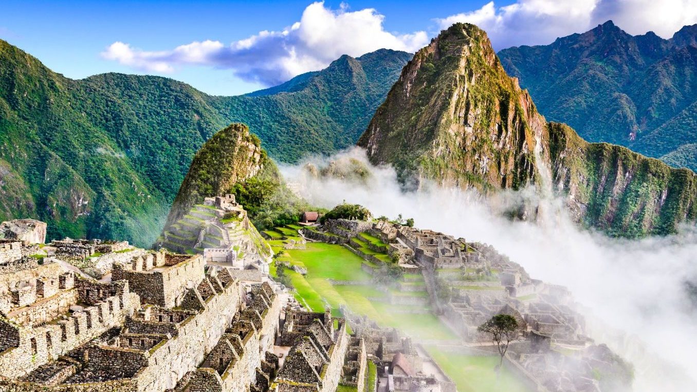 Rondreis peru, Machu Picchu, Ruïne met wolken