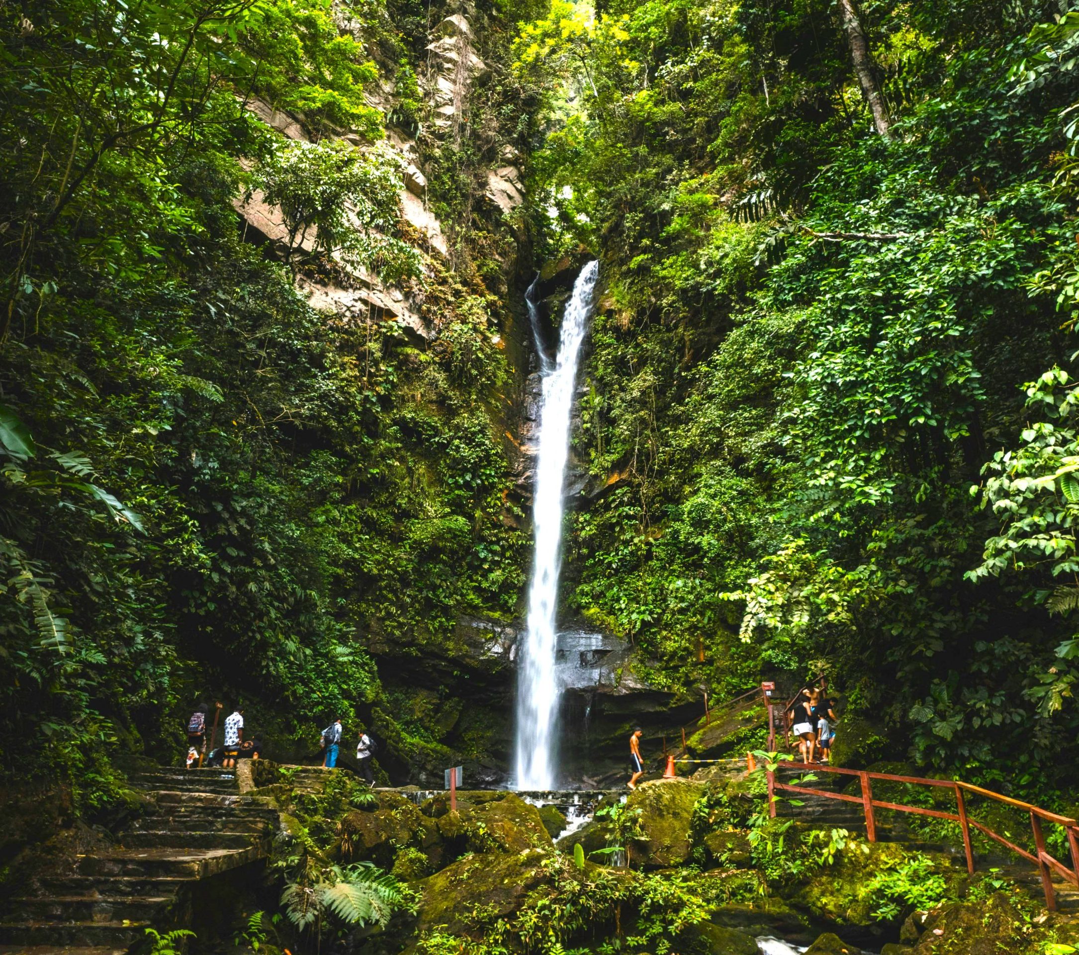 Rondreis-Peru-Tarapoto-waterval-1-aspect-ratio-565-500