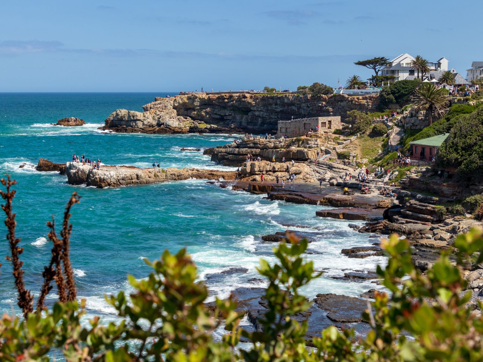 Rondreis Zuid Afrika, Hermanus, strand met zee en rotsen