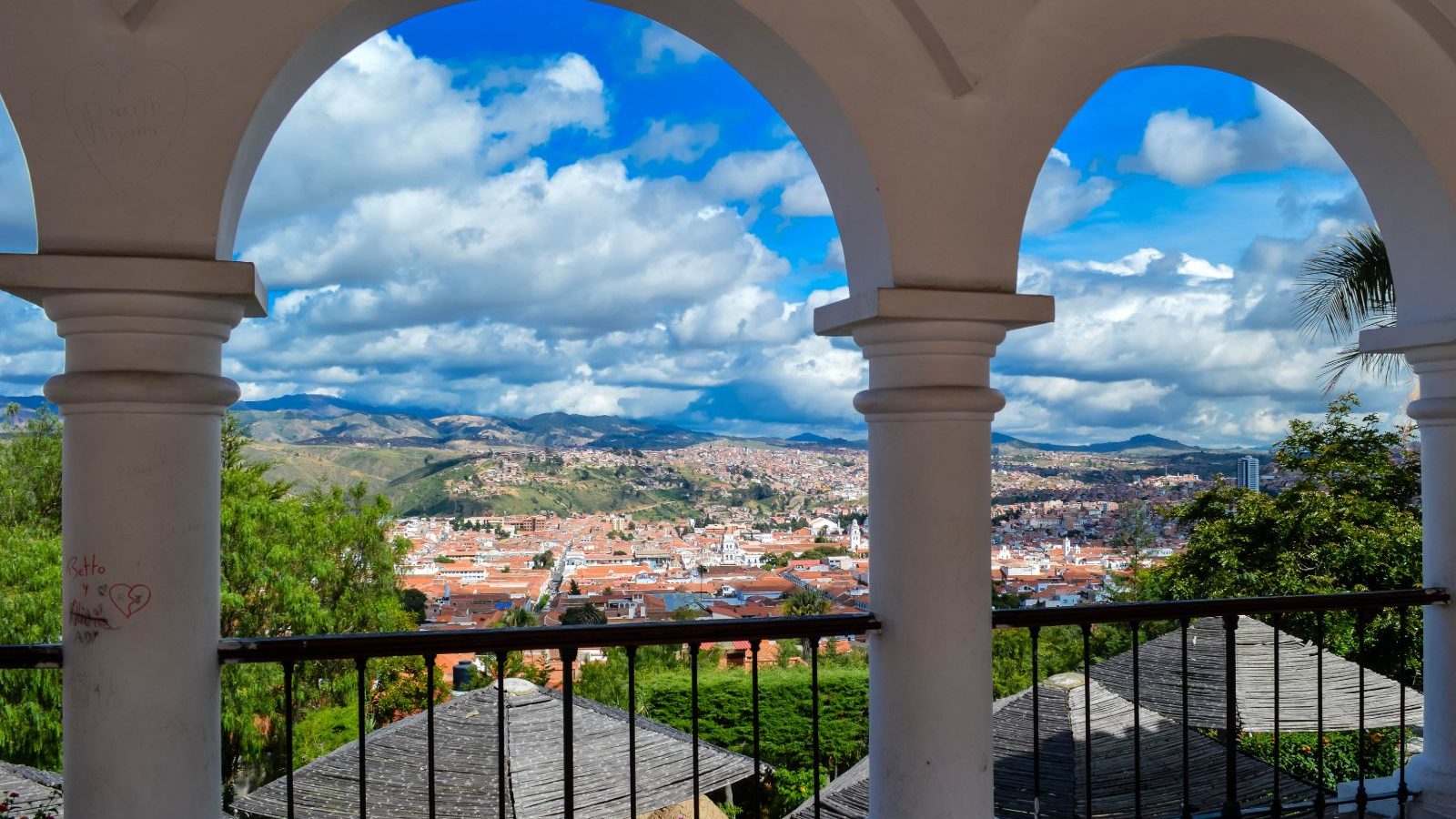 Rondreis Bolivia, Sucre, Uizicht stad met pilaren