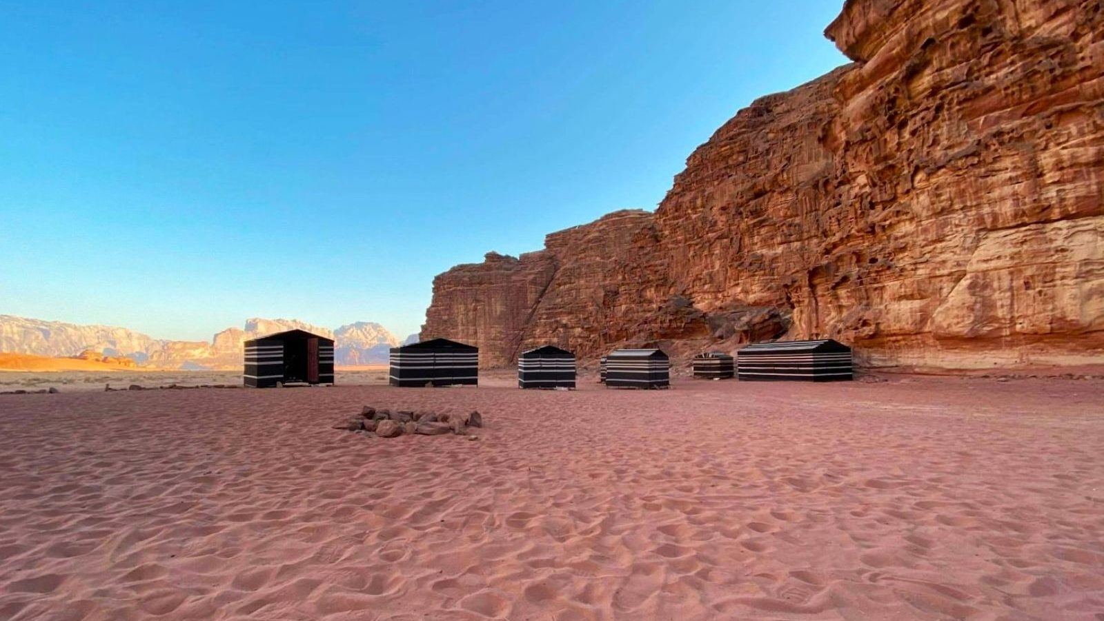 Tentenkamp-in-de-Wadi-Rum-woestijn-in-Jordanie