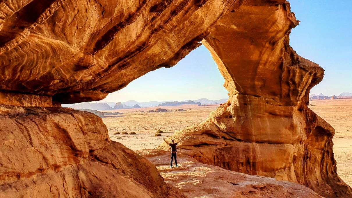 Rondreis Jordanië, Wadi rum, persoon tussen de rotsen