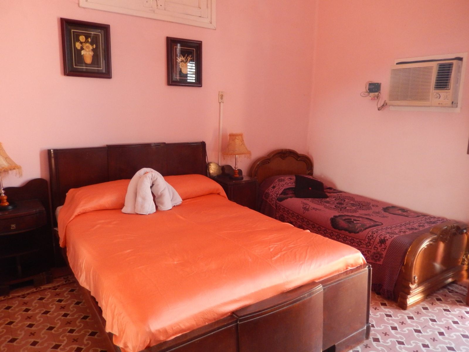 Rondreis Cuba, Casas Particulares, slaapkamer met een grote en kleine bed