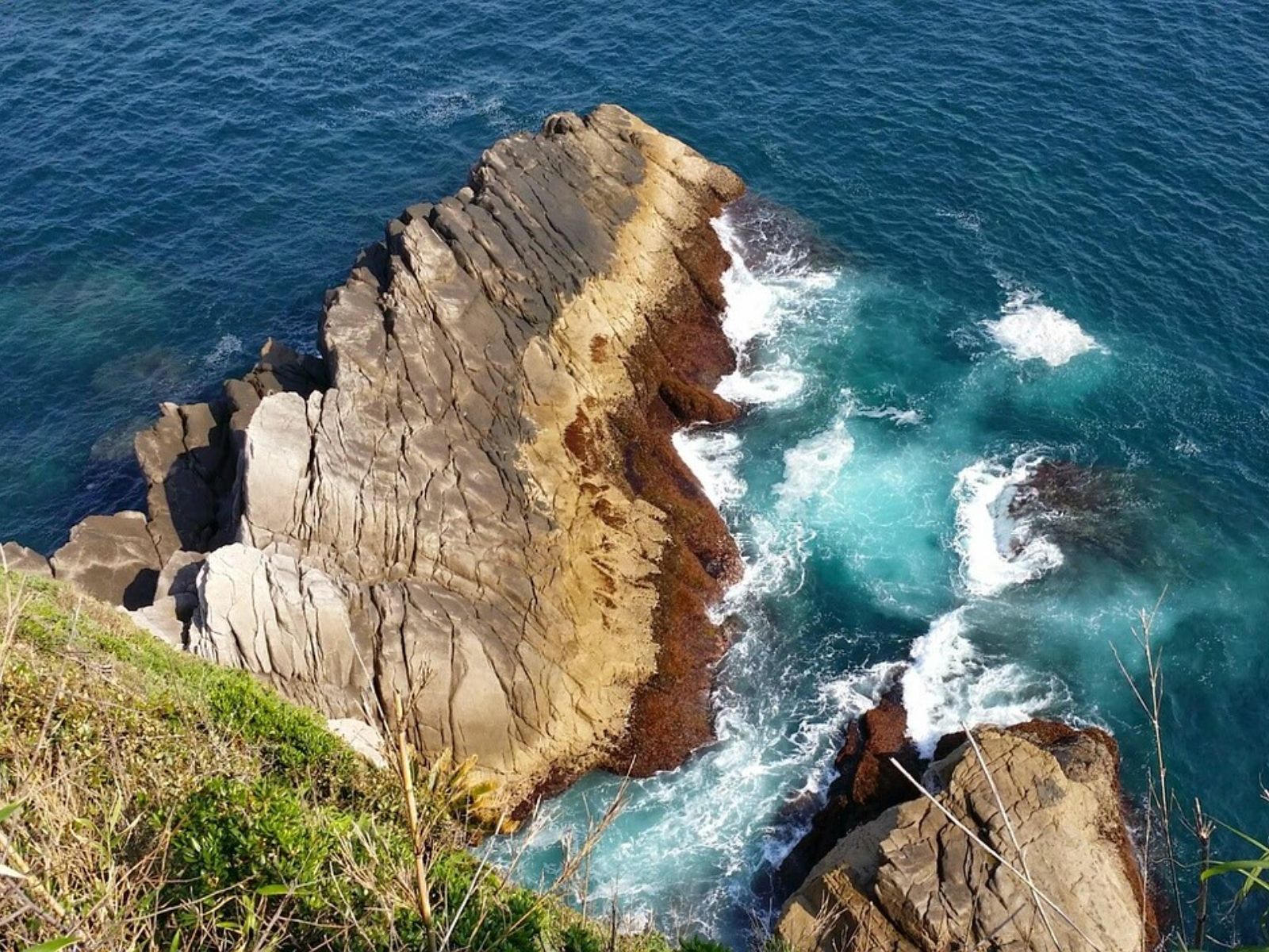 rondreis Japan, Shikoku eiland, rotsen met zee