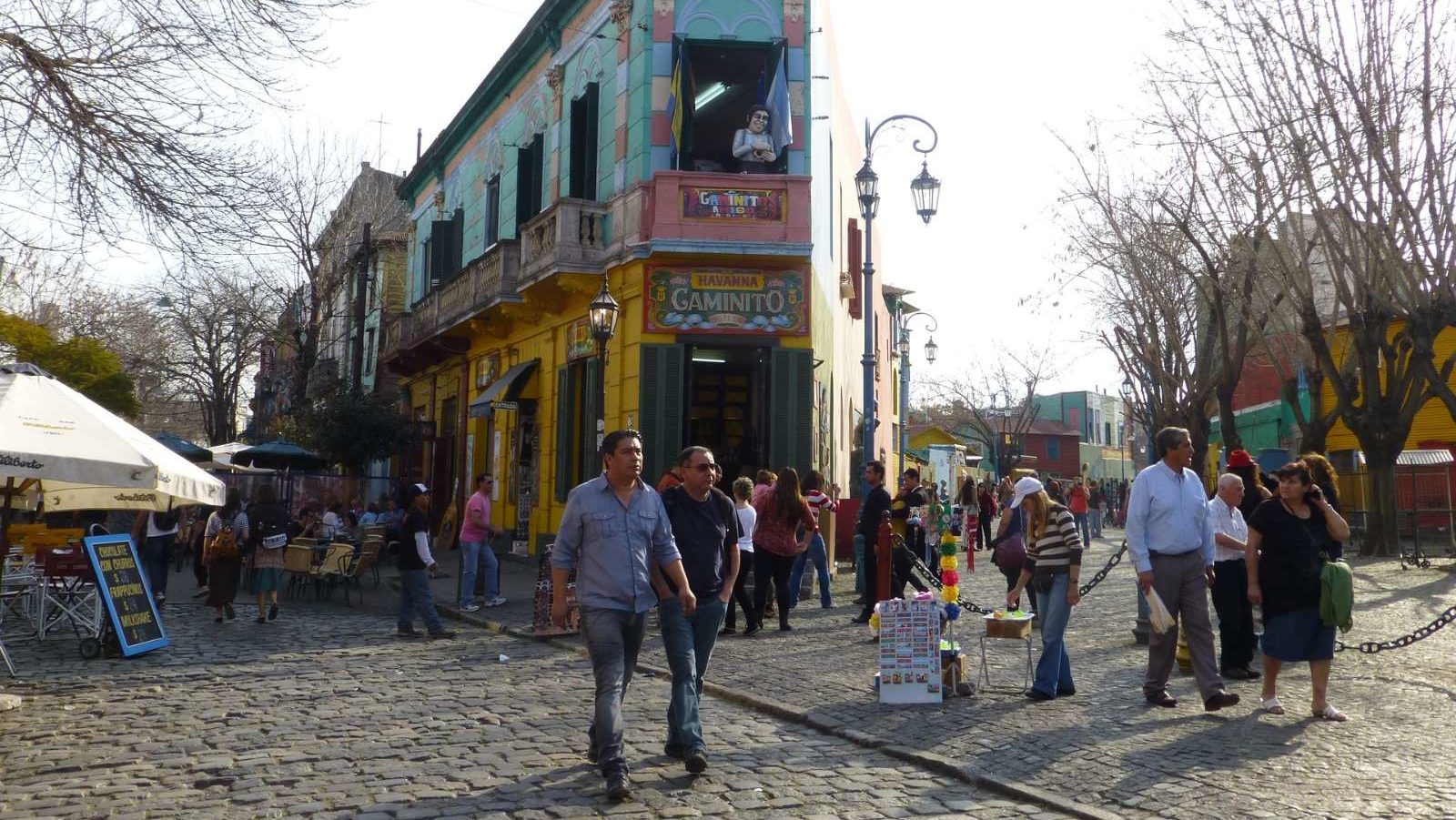 rondreis argentinie buenos aires, huis op hoek met 2 straten