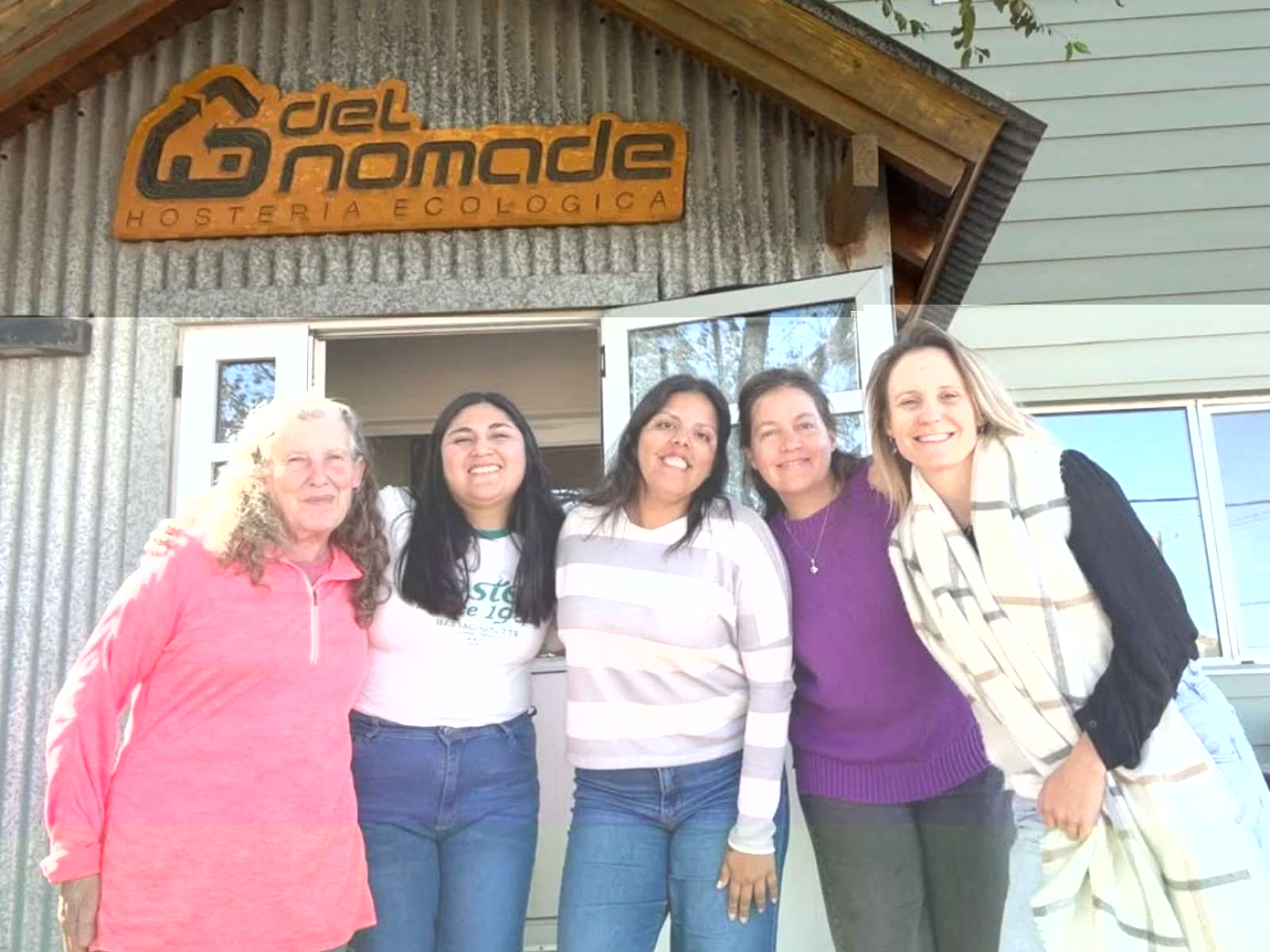 rondreis argentinie puerto piramides del nomade eco hotel vooraanzicht met mensen