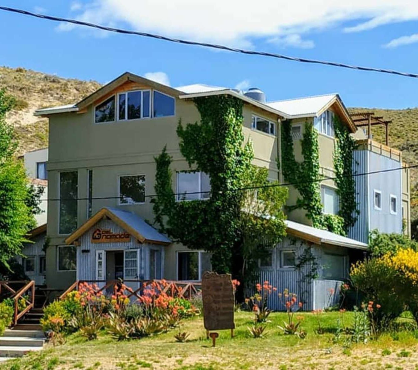 rondreis argentinie puerto piramides del nomade eco hotel vooraanzicht