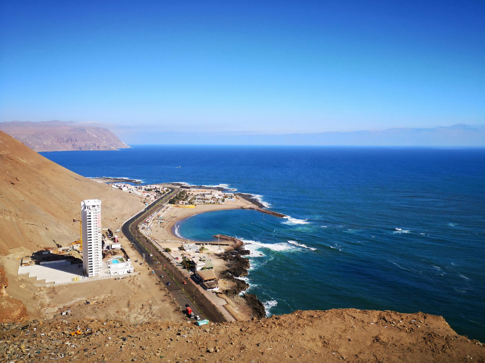Rondreis Chili, Arica, uitzicht van boven over stad en zee