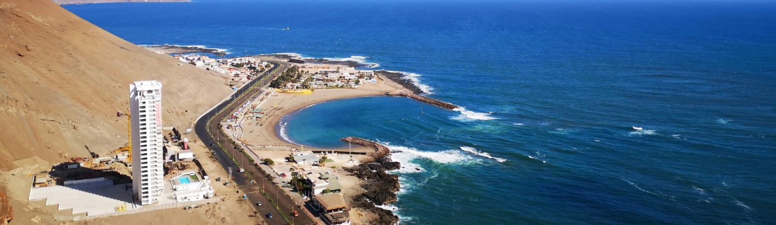 Rondreis Chili, Arica, uitzicht van boven over stad en zee
