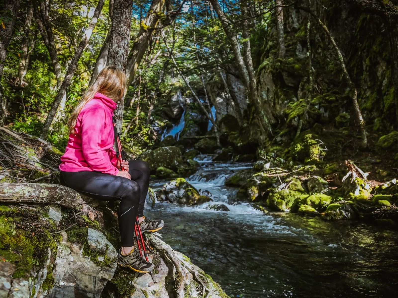 Rondreis Chili, Carretera Austral, vrouw langs de rivier