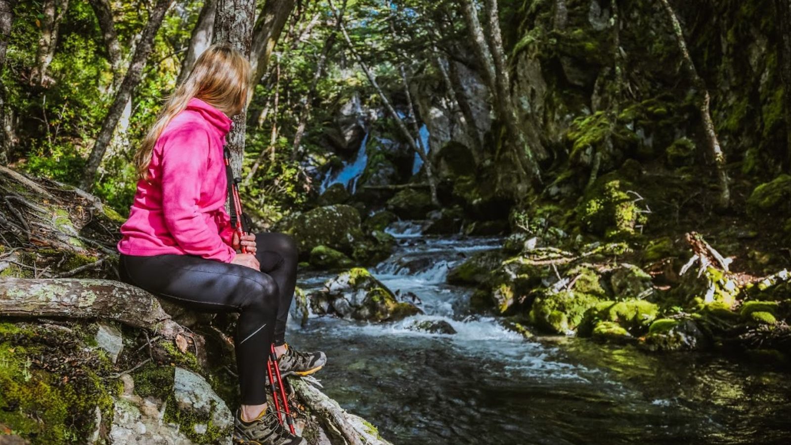 Rondreis Chili, Carretera Austral, vrouw langs de rivier