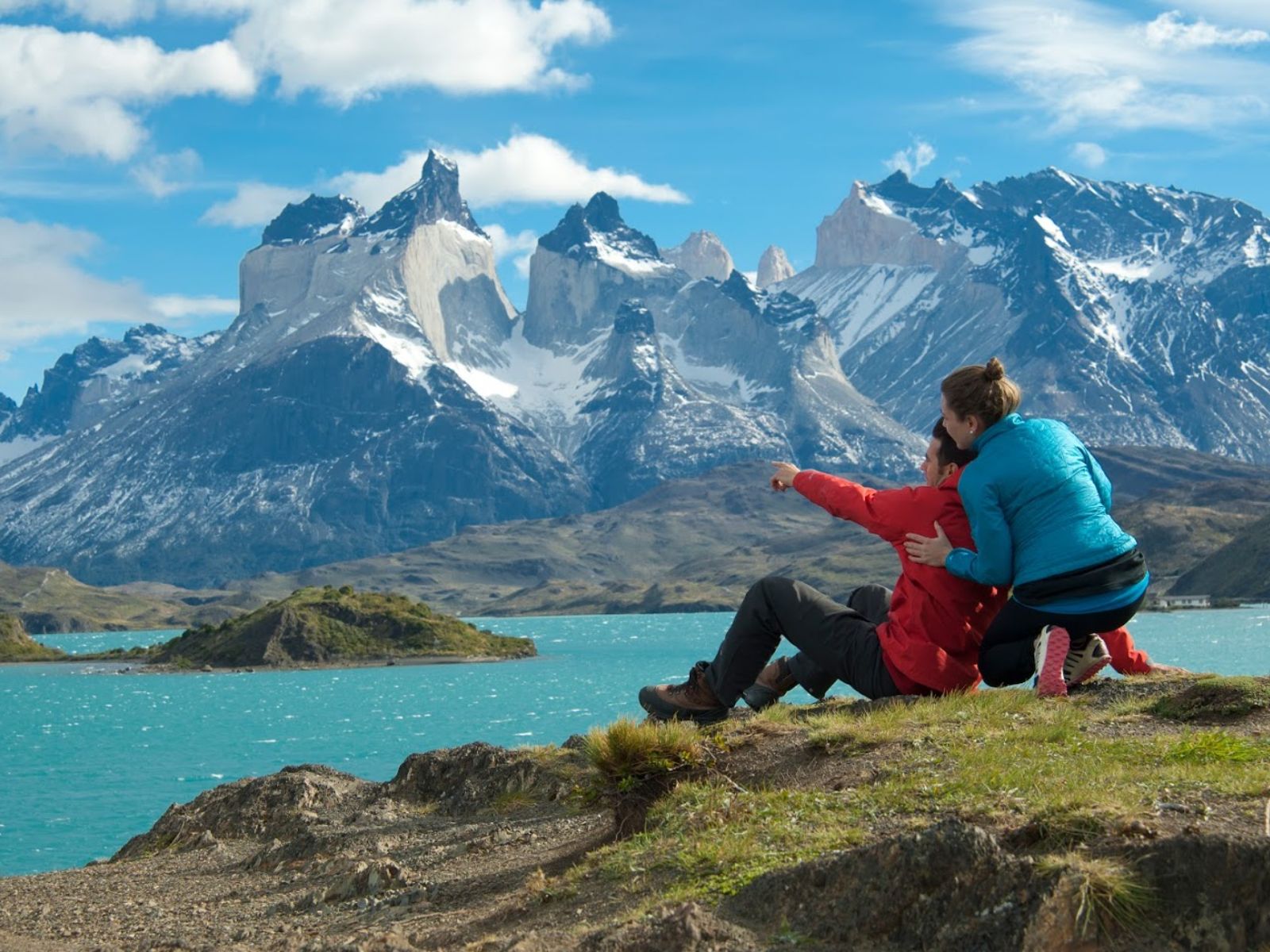 Rondreis Chili, Carretera Austral, blauwe water met berg op de achtergrond