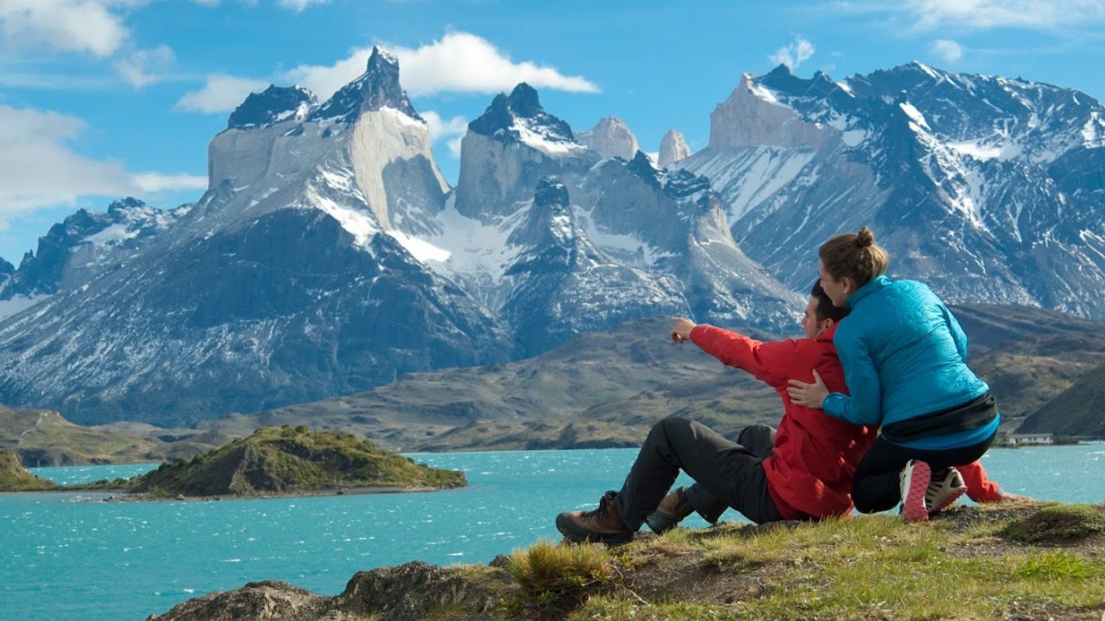 Rondreis Chili, Carretera Austral, blauwe water met berg op de achtergrond
