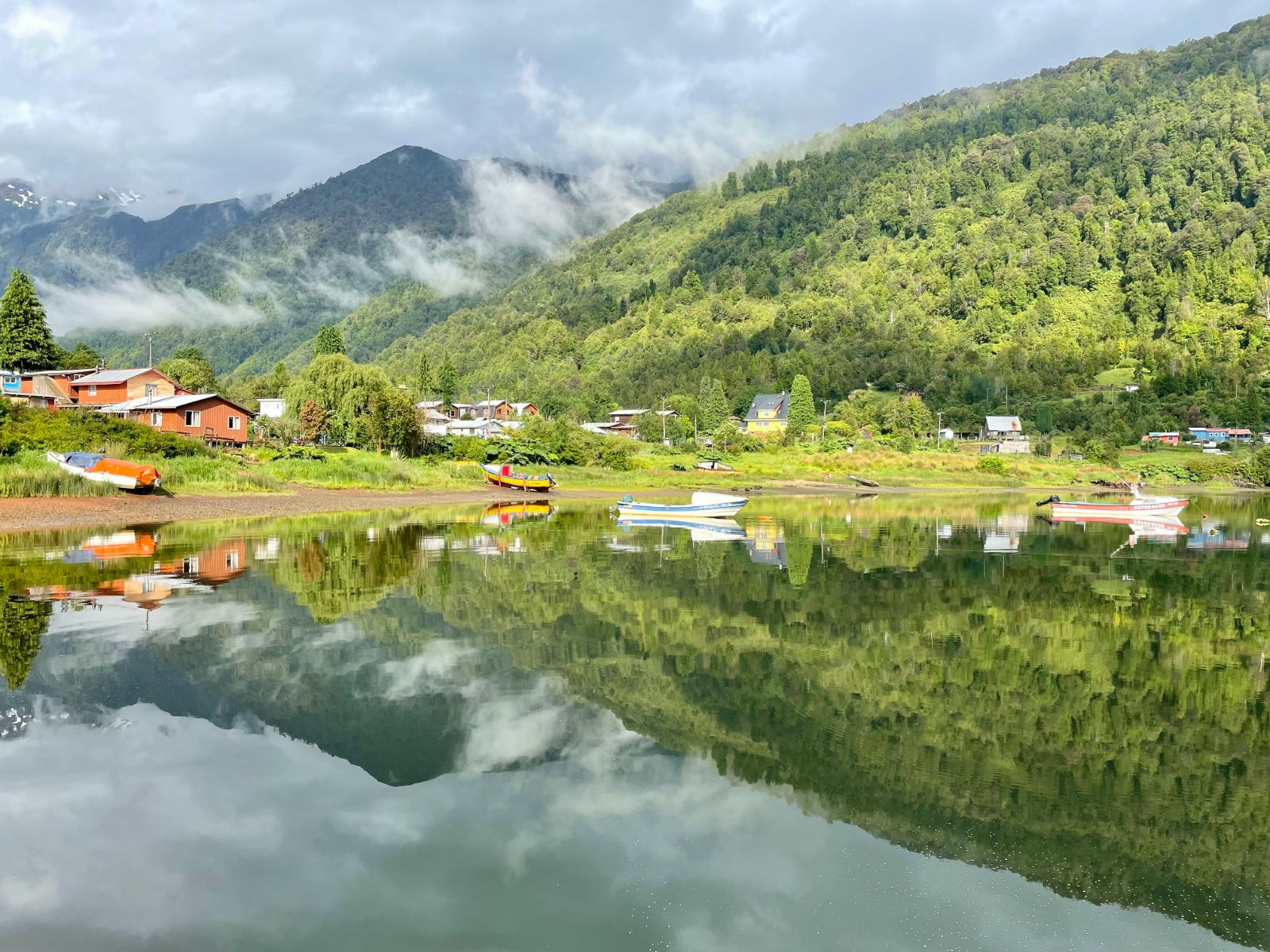 Rondreis Chili, Carretera Austral, Huizen langs het water