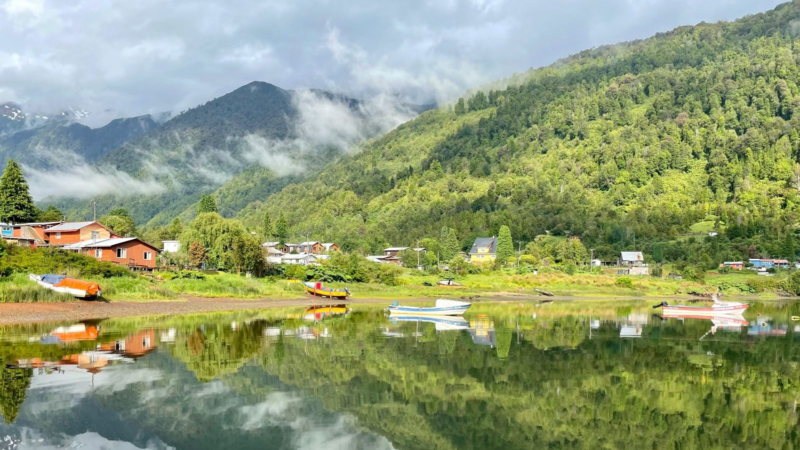 Rondreis Chili, Carretera Austral, Huizen langs het water