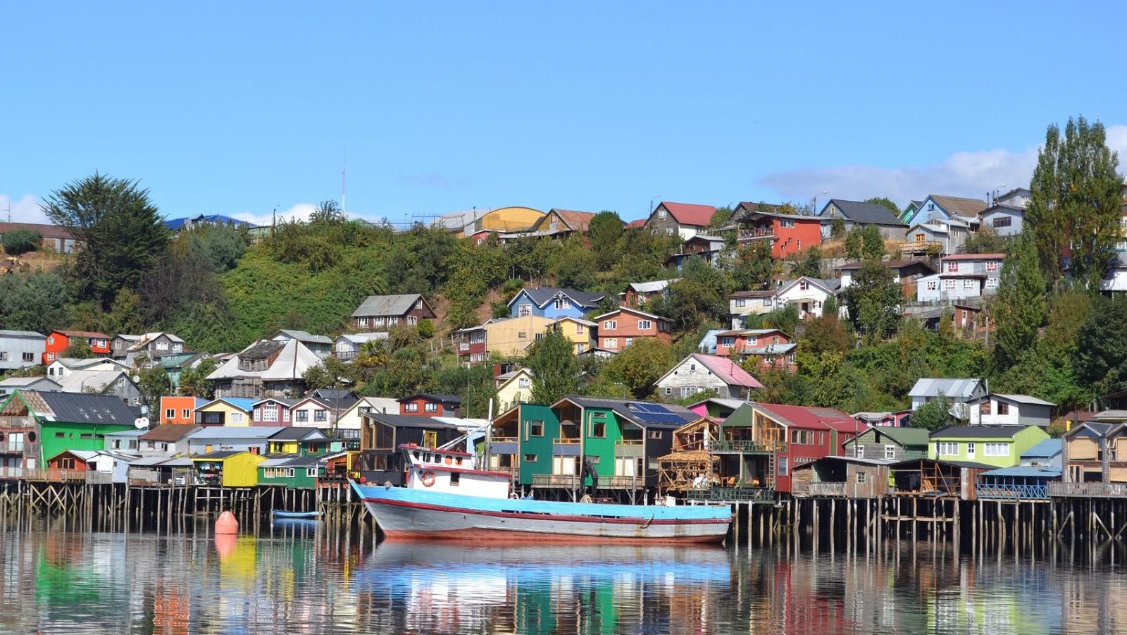 Rondreis Chili, Chiloe eilanden, boot langs het water