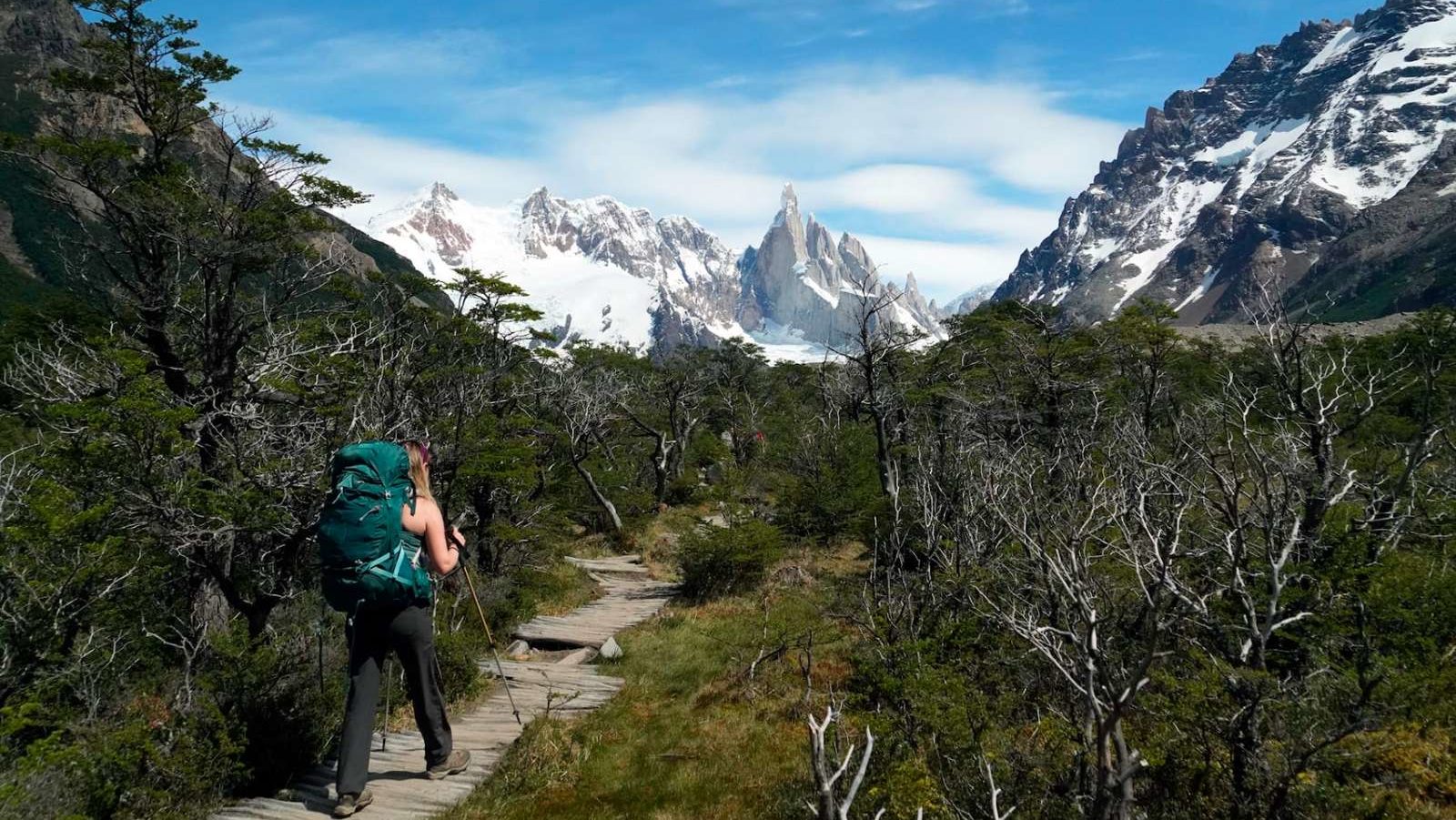 Rondreis Chili, Torres del Paine, hiking trail met bergen op de achtergrond